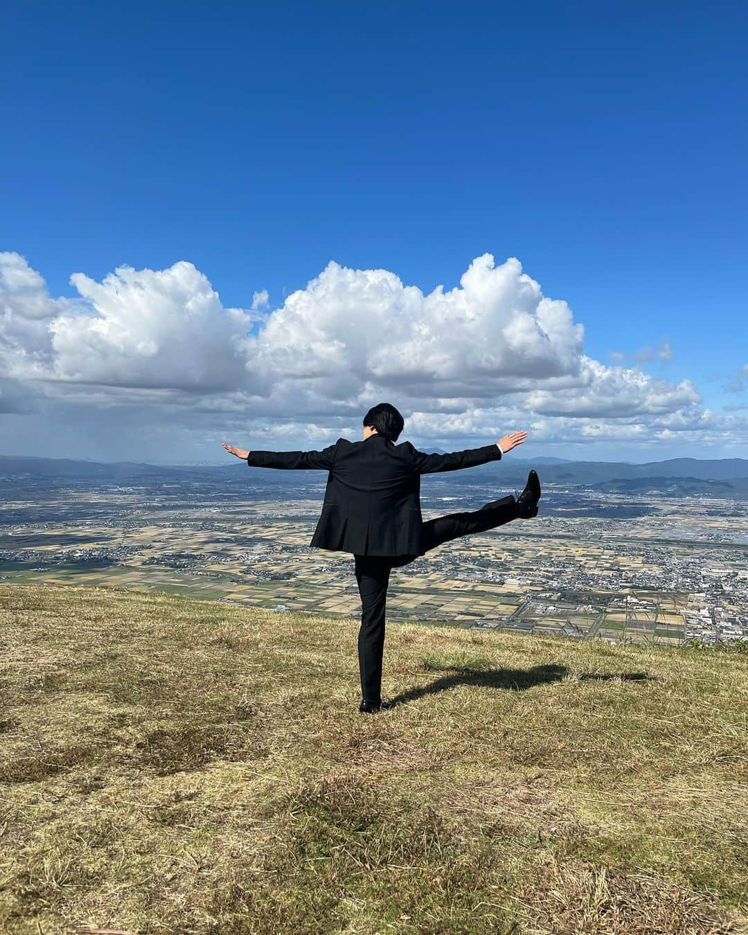 仲田克也のインスタグラム：「あちー☀️💦空飛べそう✈️✈️  暑いのが嫌というか、 汗で自分がベタベタするのが嫌><  だから1日5回ぐらいシャワーしてる🚿  今日の東京は異常だから熱中症に気をつけてくださいね><  #異常気象 #夏 #猛暑 #ブライダル #ウエディングフォト  #abnormalweather #summer #bridal #weddingphotography」