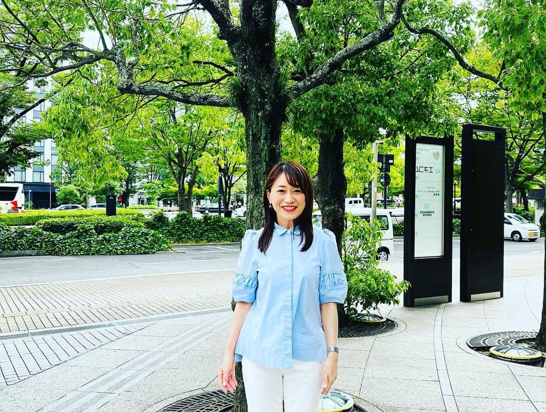 大隅智子のインスタグラム：「毎週水曜日は、中継で天気を伝えています。 先日は、雷から身を守る方法についてお伝えしました。 「雷が鳴ると梅雨が明ける」と言われますが、なかなか梅雨は明けませんね。 暑くなってきました。 美味しいもので、体力をつけています、笑。　 #広島　#お好み焼き　#汁なし担々麺　#ストロベリープラペチーノ」