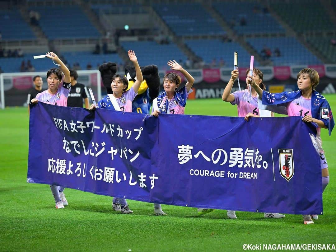 ゲキサカさんのインスタグラム写真 - (ゲキサカInstagram)「いざ女子W杯へ！なでしこジャパンがセレモニーでエールを受け取る  🏆MS &ADカップ 🇯🇵日本 5-0 パナマ🇵🇦  #日本代表 #daihyo #samuraiblue #🇯🇵 #japan #なでしこジャパン #パナマ #🇵🇦 #jfa #soccer #football #サッカー #フットボール #⚽️ #gekisaka #ゲキサカ ©︎Koki NAGAHAMA/GEKISAKA」7月16日 15時41分 - gekisaka
