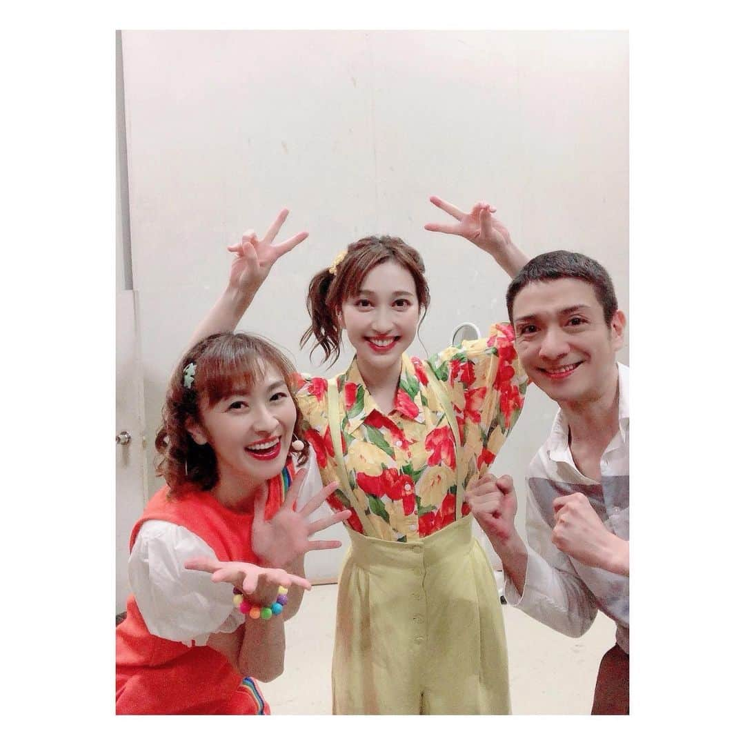 きよこのインスタグラム：「Year 8! in Sapporo Thank you everyone!!! We're happy!! #photoofthreats *  7/15（土） 『ツルハわくわくハッピーコンサート』in札幌STVホール  しょうこちゃんと、ゆうくんと、私！ 今年も大好きなメンバーと！  まさかまさかの雨の札幌だったけどそれもまた思い出に。 笑顔ってキラキラ光るんだなぁって。みんなと会えること、一緒に笑うことって、こんなに楽しいことだったんだなぁって。  本当に。笑顔って光るんだ。 楽しかった。 幸せな時間でした。  ．  コンサートに ご応募くださったみなさん ご参加くださったみなさん  雨の中会場にお越しくださったみなさん 全国からオンラインで視聴してくださったみなさん  そしてそして 今年もお世話になったスタッフの皆様 各関係者の皆様、、、  本当に有難うございました！  ．  この3人で8年前にスタートしたこのコンサート。  毎年同じメンバーで、札幌のSTVホールいっぱいの親子の皆さんに会えることを7月の楽しみにするようになって、一年一年が積み重なってきて、、 今年で8年目。  この8年という時間の流れの中には、世界中が止まってしまう期間があって。 もちろんコンサートも全部止まってしまって。  そんな中で「オンラインでやりましょう！」と。 会場は無観客だけど、このホールから全国のみなさんのお家とつながる生配信コンサートを作ってくださり、、  そして今年は、久しぶりの有観客！＆オンライン！という、素敵なコンサートになったのでした。  ．  どんな世界になっても、こどもたちの成長が止まることはなくて。  その年の、その時の、赤ちゃん、子どもたちに会って、顔を見て、笑うことができるのは、本当にその時しかなくて。  この、信じられないようなことが起きた数年の間でも、途切れることなく、毎年ごとの最善を尽くし工夫を重ねて笑顔を交わしてこられたこのコンサートには、、感謝でいっぱいなのです。  ．  しょうこちゃん、ゆうくんとも、もう20年のお付き合い。 わーー。20年！  安心で。心強くて。 気兼ねなくしゃべって笑って。 そんな仲間に出会えた幸せを、こういう機会に改めて感じるもので。  あの頃から、私たちも途切れることなく、ずーっとこうして、一緒にステージができること。  本当に嬉しい。  この一言に尽きるなぁ、と。  大好きな仲間。 ありがとう。 いつもありがとう。  ．  あぁ。 たのしかった。  お祭りみたいな時間だった。  もう一度。 一緒に笑ってくれたみんな、みなさん、ありがとう！  またきっと会いましょうね。  ．  暑さと雨の夏ですね。 どうかどうか、何も悲しいことがありませんように。  みんな無事に元気に夏を乗り越えましょう。  何かあったらツルハドラッグ＆杏林堂へいこうー かゆみにはフルコートよー  はいっ、ツールハ😀！ もうひとつ！杏林堂😀！  #STVラジオ #STVホール #ツルハドラッグ #杏林堂薬局 #田辺製薬 #わくわくハッピーコンサート  #はいだしょうこ お姉さん  #恵畑ゆう くん #きよこ  #ファミリーコンサート」