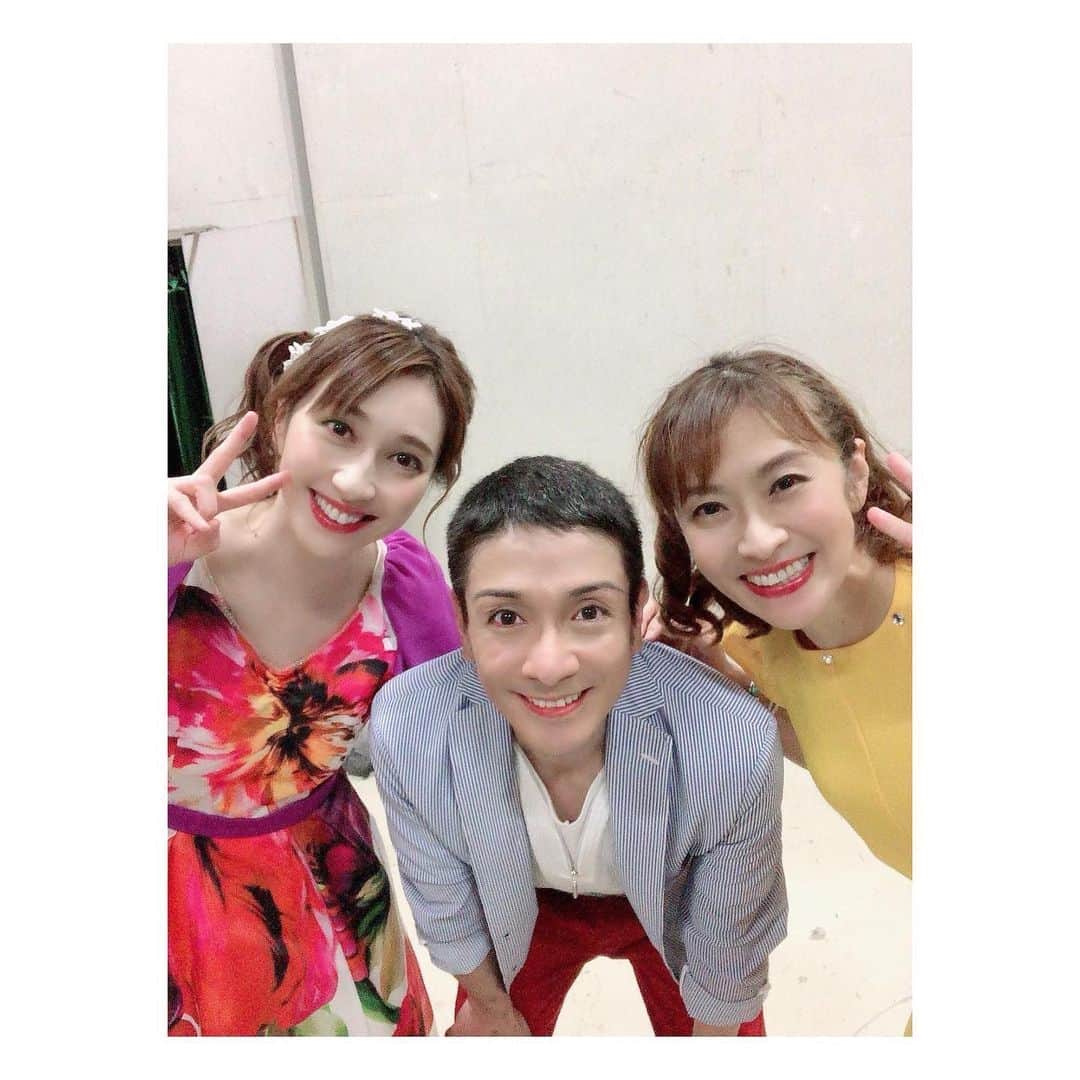 きよこさんのインスタグラム写真 - (きよこInstagram)「Year 8! in Sapporo Thank you everyone!!! We're happy!! #photoofthreats *  7/15（土） 『ツルハわくわくハッピーコンサート』in札幌STVホール  しょうこちゃんと、ゆうくんと、私！ 今年も大好きなメンバーと！  まさかまさかの雨の札幌だったけどそれもまた思い出に。 笑顔ってキラキラ光るんだなぁって。みんなと会えること、一緒に笑うことって、こんなに楽しいことだったんだなぁって。  本当に。笑顔って光るんだ。 楽しかった。 幸せな時間でした。  ．  コンサートに ご応募くださったみなさん ご参加くださったみなさん  雨の中会場にお越しくださったみなさん 全国からオンラインで視聴してくださったみなさん  そしてそして 今年もお世話になったスタッフの皆様 各関係者の皆様、、、  本当に有難うございました！  ．  この3人で8年前にスタートしたこのコンサート。  毎年同じメンバーで、札幌のSTVホールいっぱいの親子の皆さんに会えることを7月の楽しみにするようになって、一年一年が積み重なってきて、、 今年で8年目。  この8年という時間の流れの中には、世界中が止まってしまう期間があって。 もちろんコンサートも全部止まってしまって。  そんな中で「オンラインでやりましょう！」と。 会場は無観客だけど、このホールから全国のみなさんのお家とつながる生配信コンサートを作ってくださり、、  そして今年は、久しぶりの有観客！＆オンライン！という、素敵なコンサートになったのでした。  ．  どんな世界になっても、こどもたちの成長が止まることはなくて。  その年の、その時の、赤ちゃん、子どもたちに会って、顔を見て、笑うことができるのは、本当にその時しかなくて。  この、信じられないようなことが起きた数年の間でも、途切れることなく、毎年ごとの最善を尽くし工夫を重ねて笑顔を交わしてこられたこのコンサートには、、感謝でいっぱいなのです。  ．  しょうこちゃん、ゆうくんとも、もう20年のお付き合い。 わーー。20年！  安心で。心強くて。 気兼ねなくしゃべって笑って。 そんな仲間に出会えた幸せを、こういう機会に改めて感じるもので。  あの頃から、私たちも途切れることなく、ずーっとこうして、一緒にステージができること。  本当に嬉しい。  この一言に尽きるなぁ、と。  大好きな仲間。 ありがとう。 いつもありがとう。  ．  あぁ。 たのしかった。  お祭りみたいな時間だった。  もう一度。 一緒に笑ってくれたみんな、みなさん、ありがとう！  またきっと会いましょうね。  ．  暑さと雨の夏ですね。 どうかどうか、何も悲しいことがありませんように。  みんな無事に元気に夏を乗り越えましょう。  何かあったらツルハドラッグ＆杏林堂へいこうー かゆみにはフルコートよー  はいっ、ツールハ😀！ もうひとつ！杏林堂😀！  #STVラジオ #STVホール #ツルハドラッグ #杏林堂薬局 #田辺製薬 #わくわくハッピーコンサート  #はいだしょうこ お姉さん  #恵畑ゆう くん #きよこ  #ファミリーコンサート」7月16日 15時42分 - kiyoco_smily