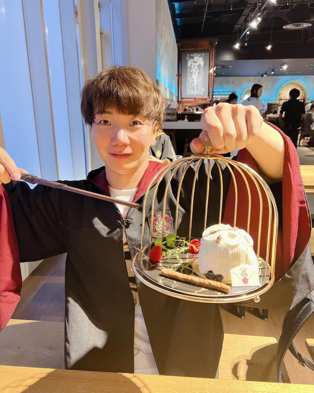 時椿サスケさんのインスタグラム写真 - (時椿サスケInstagram)「ハリーポッターのツアーに行ってきたぽん🧙‍♀️ アメリカのユニバで買った時の服と杖持ってはしゃいできたwww  正直舐めてた。すごすぎた‼️ ツアー全部回るのに4時間くらいはかかったと思う…  展示物だけかと思ったら、体験型やカフェなどもあってマジ飽きない🤭 終わった後、足が抜群に疲れたけど、近くに温泉あるので癒されたい方はぜひ🫶  詳しいことはネタバレになるので写真をヒントにいく時の参考にしてみてね！！！！ グッズを買いたかったけど、相方に止められて我慢しました😿 ハリーのトランクケースが欲し買ったのに… 今度行ったら絶対買おう❣️  おすすめは、ほうきに乗る体験型シュミレーション👍  こんな感じで、これからもいろんなところへ出かけようと思ってます！ 的なレポート動画をTikTokで流していこうかなと思ってるんだけど見てくれます❓❓  一応、今回のもなんとなく撮影はしたんでよければ流します！！  #ハリーポッター #スタジオツアー #ハリポタツアー」7月16日 15時43分 - zashiki_sasuke