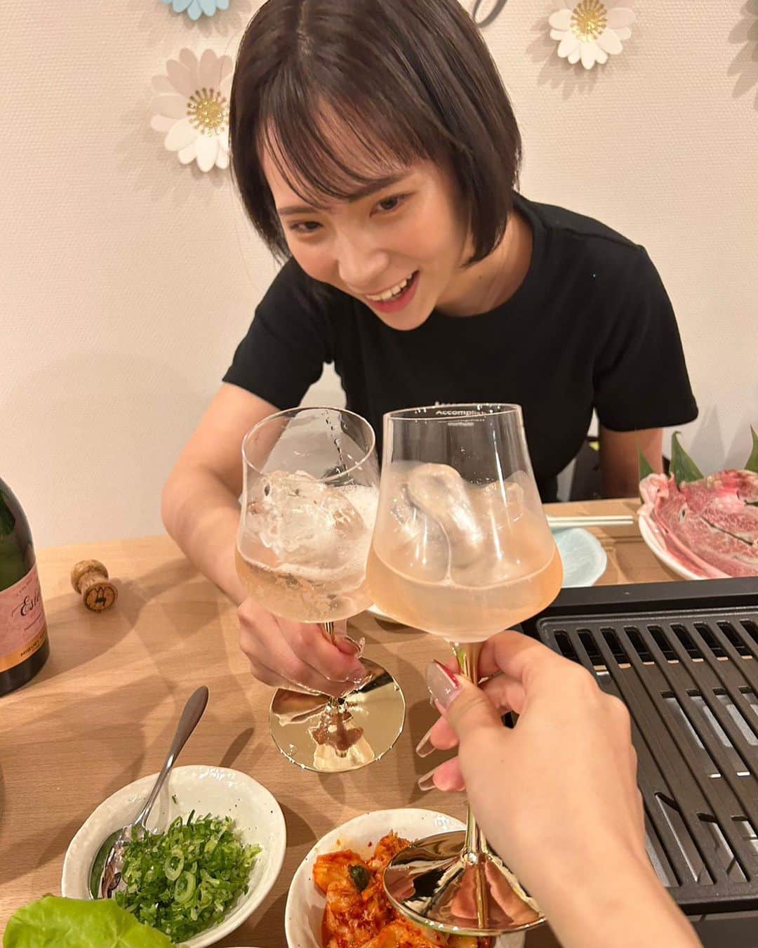 街山みほさんのインスタグラム写真 - (街山みほInstagram)「@machiyamamiho   先日、お家で焼肉パーティーをしました🫶✨  東京からお世話になっているお姉さんと、金沢で有名な能登牛を食べたよ😋✨✨  先月、街山さんのお誕生日だったのでお祝いにシャンパン🍾あんどコスメをいただきました😭💞💞  嬉しすぎた〜！！！  この日は ・シャンパン１本 ・マッコリ１缶 ・白ワイン１本 ・赤ワイン0.5本  飲みました〜😚  女2人で飲む量ではないっすw  #焼肉 #能登牛 #金沢 #グルメ #お家ご飯 #女子会 #かわいい #お酒 #ワイン #マッコリ #まちみー #街山みほ #japan #girl #cute #可愛 #ホームパーティー」7月16日 15時44分 - machiyamamiho