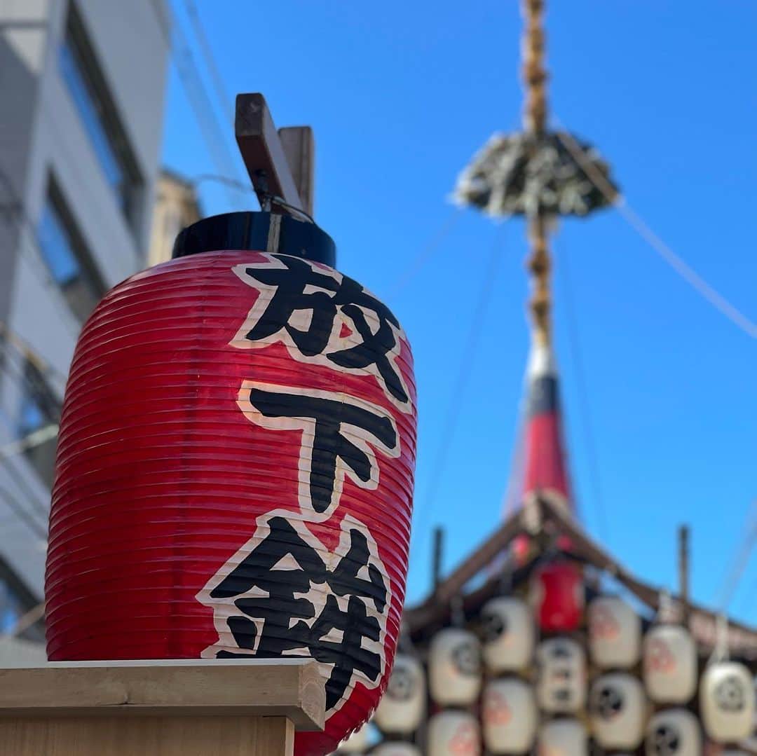 行正り香さんのインスタグラム写真 - (行正り香Instagram)「本日も京都で鉾巡りです。リフォームでお世話になった大工さんが「放下鉾」の鉾建てを手伝ったとのことで、見に行きました。一番かっこよく見えてしまいますわあ。こんな色鮮やかな布や飾りものを組み合わせて作り上げているなんて、実際に見るまでは、分かりませんでした。#rikayukimasa #行正り香 #祇園祭 #kyoto #gion」7月16日 15時45分 - rikayukimasa
