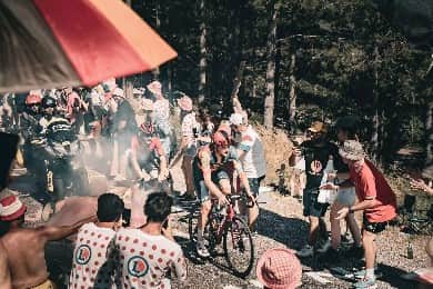 フローラン・ダバディーのインスタグラム：「Merci à @jbdrouilly pour des sublimes 📸de notre weekend dans les Alpes #tourdefrance2023 ツールドフランスいよいよ三週目に突入です！🚲🇨🇵」