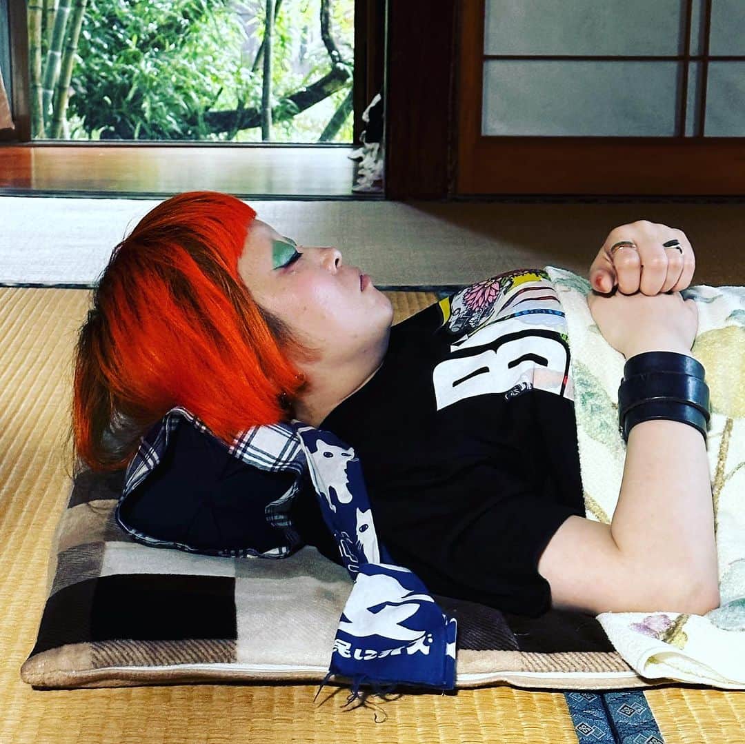 マッコイ斉藤さんのインスタグラム写真 - (マッコイ斉藤Instagram)「うちの実家で死体のように寝るまちゃ！ #山形実家」7月16日 15時50分 - maccoi_saito