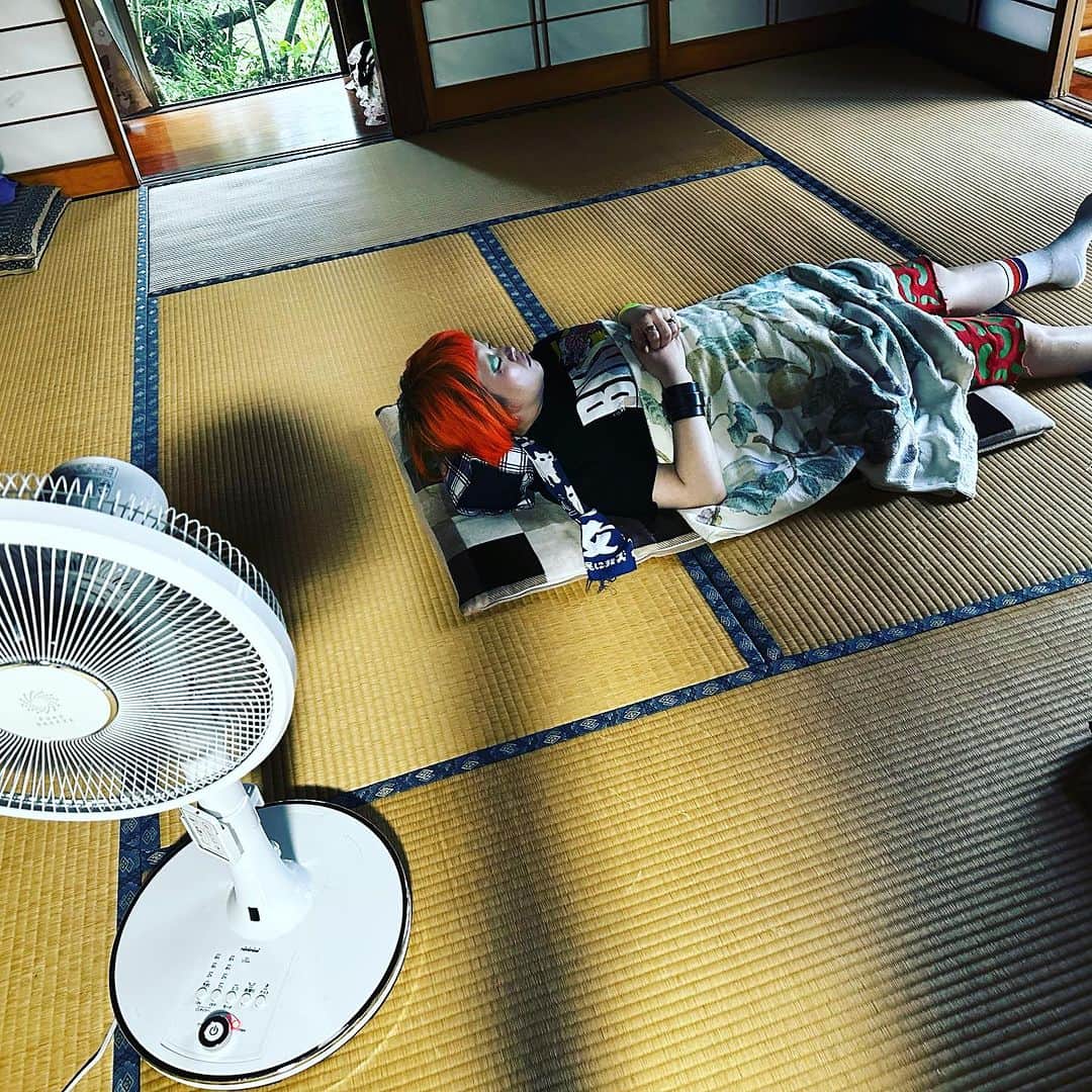 マッコイ斉藤のインスタグラム：「うちの実家で死体のように寝るまちゃ！ #山形実家」