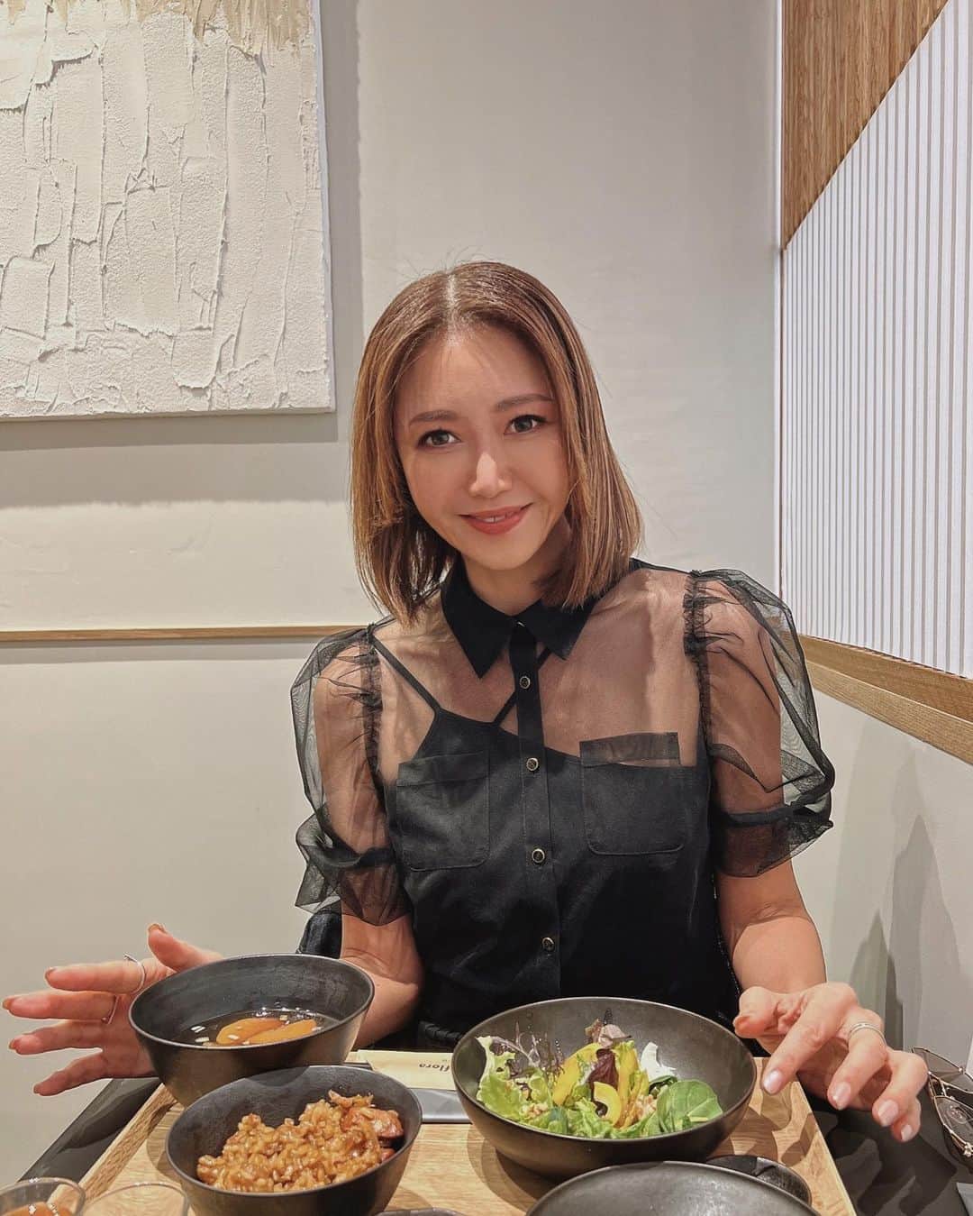 川島幸美のインスタグラム：「いろんなシーンで活躍するワンショルダーキャミ❤︎ 透かせてみたり襟ぐりからストラップチラ見せしたり...☺️  WRINN最初のコレクションからのロングセラー✨ 再入荷です！ 胸パットも出し入れできてシーズンレスで使えるよ👍 @wrinn_   またbe my flora kitchen の定食食べに行きたいな🍚 @bemyflora_kitchen」