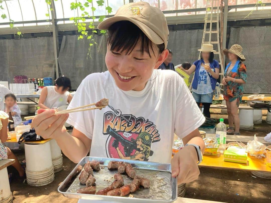 さちこさんのインスタグラム写真 - (さちこInstagram)「いつぶりのBBQだろう…🥩✨ ブランド豚や野菜が食べ放題だったので、たらふく、たーらふく食べました🐷🫑 豚肉生産者さんや加工会社さんのお話を直接聞きながら食べるお肉、最高に美味しかったです😋 しかもまだ市場に出回っていない新作の渦巻き生ウィンナーまで！肉の食感が最高🥰すんごく美味しかったです😘ビールと野菜が合う🍺 炎天下のハウスでのBBQ会、たくさんの人とワイワイお話できて楽しかったです😘 お腹いっぱい！ごちそうさまでした😊」7月16日 15時53分 - sachi0210ko