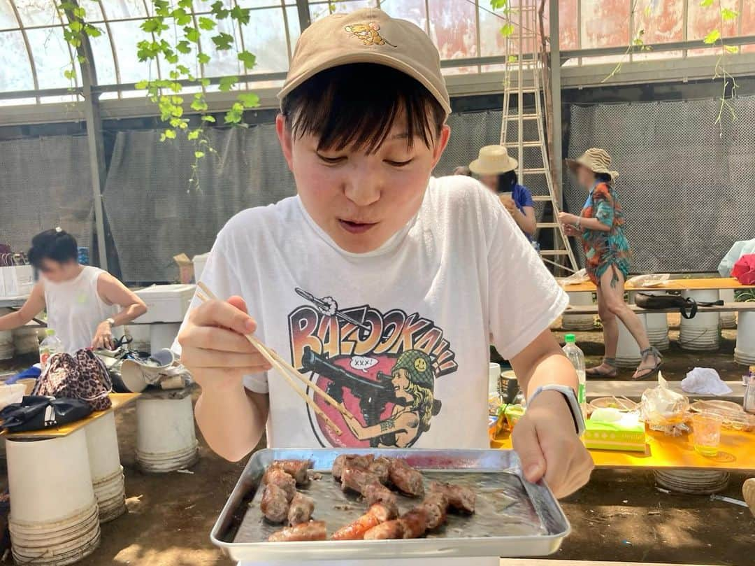 さちこさんのインスタグラム写真 - (さちこInstagram)「いつぶりのBBQだろう…🥩✨ ブランド豚や野菜が食べ放題だったので、たらふく、たーらふく食べました🐷🫑 豚肉生産者さんや加工会社さんのお話を直接聞きながら食べるお肉、最高に美味しかったです😋 しかもまだ市場に出回っていない新作の渦巻き生ウィンナーまで！肉の食感が最高🥰すんごく美味しかったです😘ビールと野菜が合う🍺 炎天下のハウスでのBBQ会、たくさんの人とワイワイお話できて楽しかったです😘 お腹いっぱい！ごちそうさまでした😊」7月16日 15時53分 - sachi0210ko