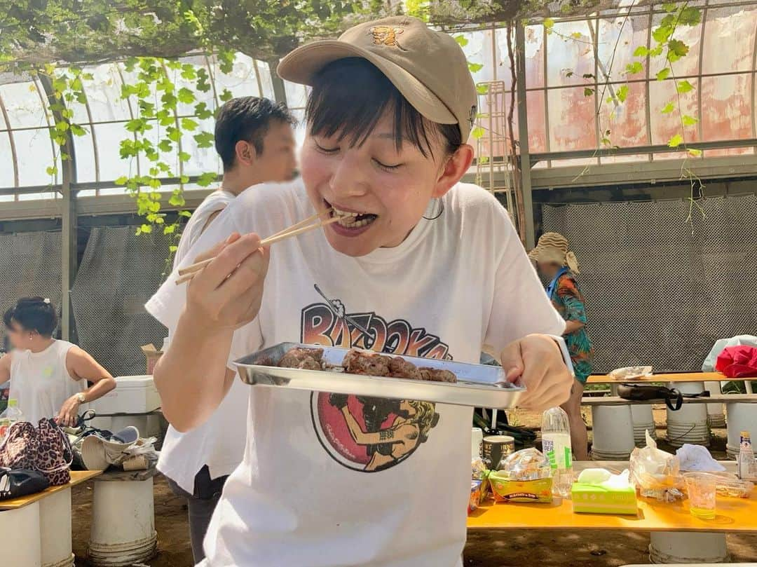 さちこさんのインスタグラム写真 - (さちこInstagram)「いつぶりのBBQだろう…🥩✨ ブランド豚や野菜が食べ放題だったので、たらふく、たーらふく食べました🐷🫑 豚肉生産者さんや加工会社さんのお話を直接聞きながら食べるお肉、最高に美味しかったです😋 しかもまだ市場に出回っていない新作の渦巻き生ウィンナーまで！肉の食感が最高🥰すんごく美味しかったです😘ビールと野菜が合う🍺 炎天下のハウスでのBBQ会、たくさんの人とワイワイお話できて楽しかったです😘 お腹いっぱい！ごちそうさまでした😊」7月16日 15時53分 - sachi0210ko