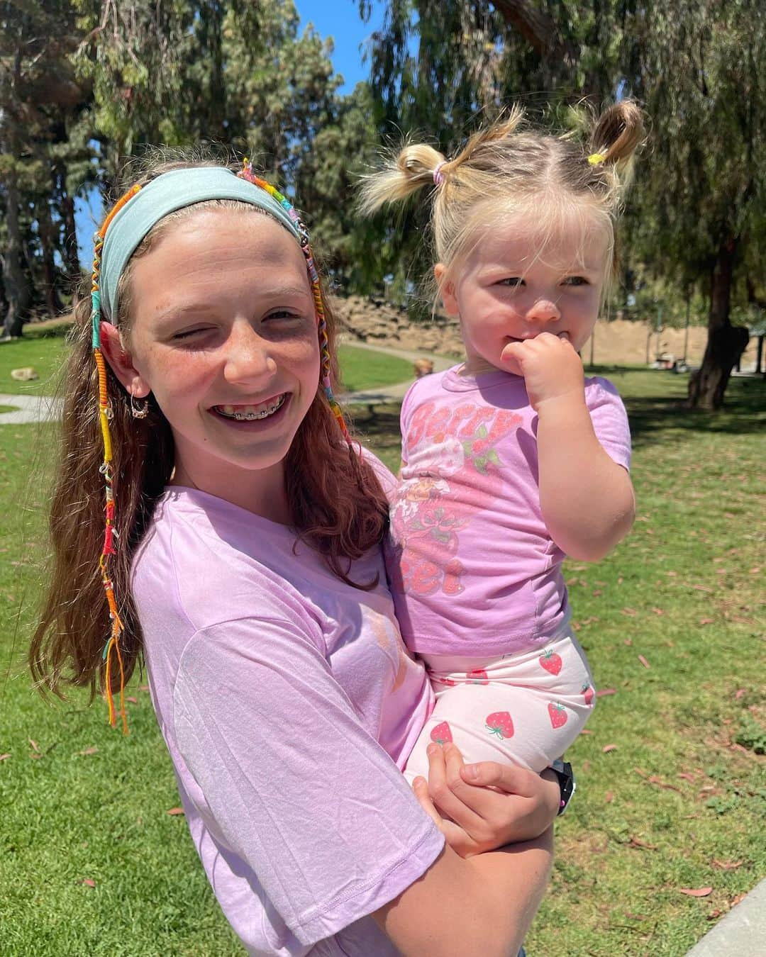 クリスティン・ヒルデブランドのインスタグラム：「First pic is extra special because Lennon is wearing her cousins Merits (who is holding her!) darling old shirt “Berry Sweet”🍓. This was a fun trip to the park where the kids met (& got to pet) the worlds friendliest turtle?! And later that day, I got to take everyone to my design studio in Costa Mesa😌 where an intense game of chess ensued and @atlastheblueeyeddane drank water from the bathroom sink 😂」