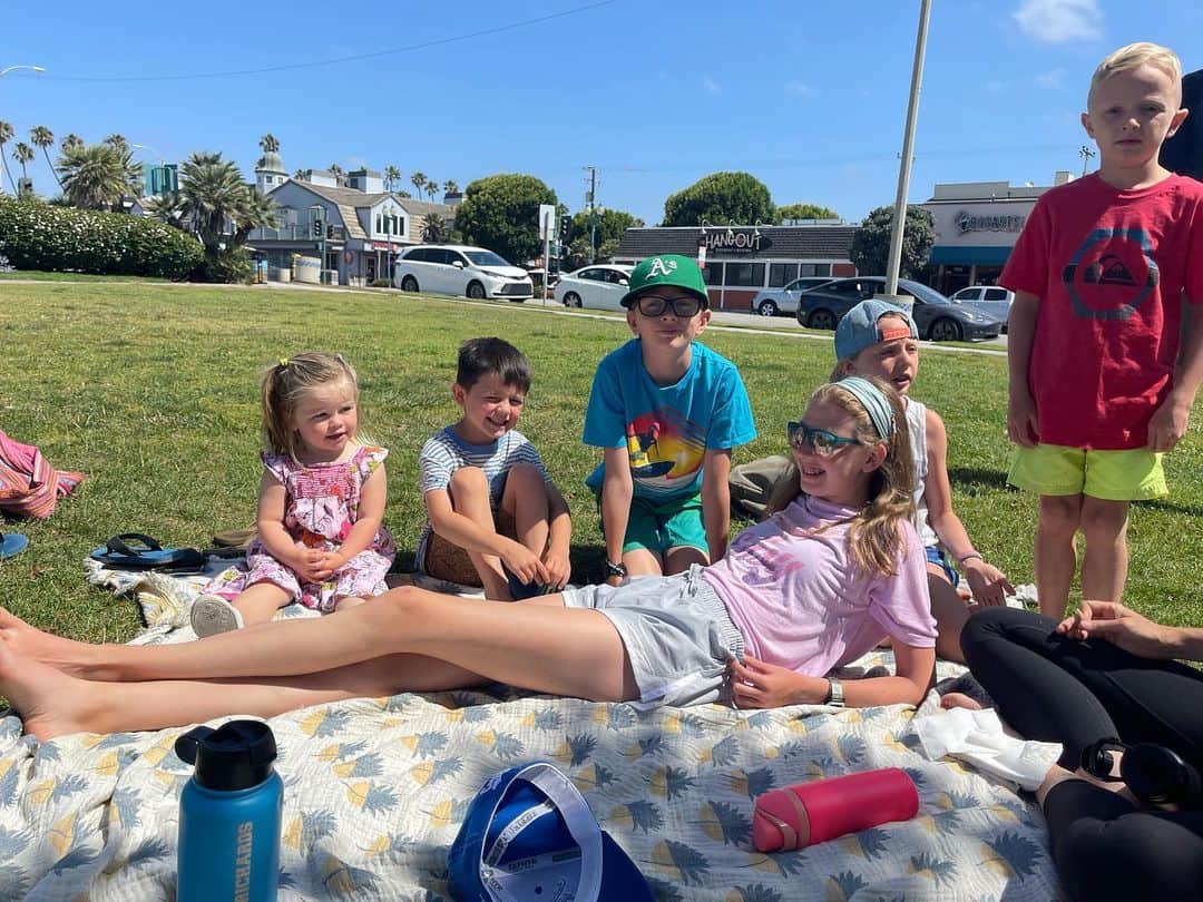 クリスティン・ヒルデブランドのインスタグラム：「[still catching up] these are just a random collection of moments I love. There’s a seal beach breakfast picnic, best friends playing in the waves, those same best friends playing Xbox, some backyard pickle ball, hanging at Tay and Hils house, park hangs, a pic with grandpa who Lennon nicknamed “bumpa”, and (the last photo) a picture I took the night before my sis left - one of my favorites I took the whole week. Us and our baby girls 🥹」
