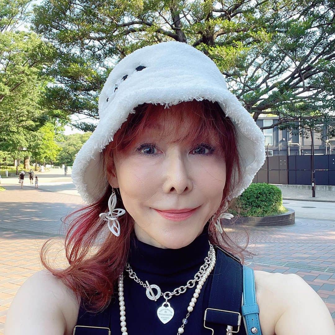 杏子さんのインスタグラム写真 - (杏子Instagram)「やっと来れた‼️  #マティス展  #東京都美術館  上野の緑は、癒される  。。。にしても、ワタシ、下げてるものが多すぎる😆」7月16日 15時59分 - kyoko_anzu