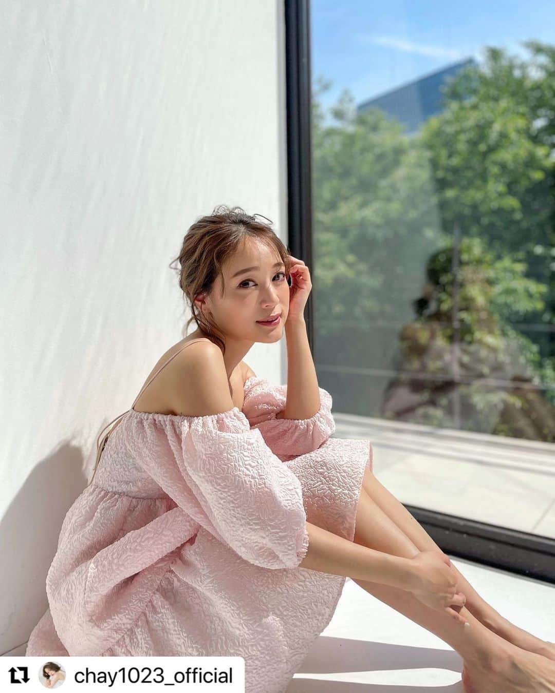 高橋里帆のインスタグラム：「@bitekicom  8月号 @chay1023_official  さんのヘアーメイク担当させて頂きました。 いつもhappy smileに癒しを頂いてます☺️✨  @chay1023_official  さんが美容法についてお話ししているので是非チェックしてみてください✨  #Repost @chay1023_official with @use.repost ・・・ 美的8月号📕 最近の美容法についてお話ししてます😌🛁 是非チェックしてね✨ @bitekicom   #美的」