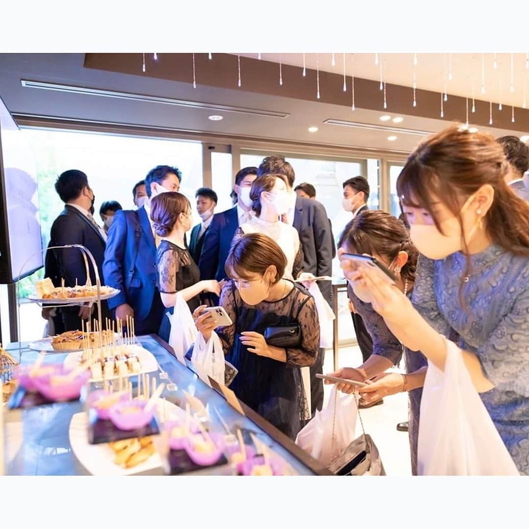 アルカンシエルグループさんのインスタグラム写真 - (アルカンシエルグループInstagram)「アルカンシエルだから叶う♡ 披露宴前のウエルカムパーティ🥂  アルカンシエルでは挙式後に 大切なゲストの皆さまとお話できるお時間をご用意しています✨  軽食や季節に合わせたドリンクと一緒に 「来てくれてありがとう」を1番近くで伝えられる 特別なひとときをお楽しみください🕊  photo by 1.2枚目 @arcenciel.kanazawa 3.4枚目 @arcenciel.luxenagoya 5枚目 @arcenciel.yokohama  お写真をご紹介させていただき ありがとうございました🕊  ......................................   「 #感謝を式のまんなかに。」  式を通じて、今いちばん伝えたいもの。 それはきっと、言葉だけじゃ足りない 「ありがとう」の気持ちで最高のおもてなしを…。  大切なゲストと一緒に作り上げる結婚式 専任のプロデューサーがおふたりの想いを形にします。  ◾️各会場アクセス抜群の好立地 ◾️おふたりやご家族らしさを大切にしたお料理が定評 ◾️いつもおふたりに寄り添うプロデューサー ◾️理想の演出でゲストにサプライズ  お問い合わせはプロフィールURLより💌 @arcenciel.wedding  お写真を紹介してもOKという方は #アルカン花嫁 をつけて投稿してください♡  素敵な投稿をお待ちしております＊*  ......................................   #アルカンシエル #結婚式 #結婚式場 #ゲストハウス #結婚式準備 #挙式 #披露宴 #ウエディング #ウェディング #プレ花嫁 #プレ花嫁さんと繋がりたい #結婚式演出 #披露宴演出 #式場探し #式場見学 #アルカンシエル金沢 #アルカンシエルluxemariage名古屋 #アルカンシエル横浜 #2023秋婚 #2024冬婚 #2024春婚」7月21日 12時00分 - arcenciel.wedding