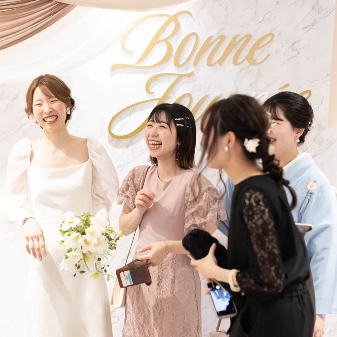 アルカンシエルグループさんのインスタグラム写真 - (アルカンシエルグループInstagram)「アルカンシエルだから叶う♡ 披露宴前のウエルカムパーティ🥂  アルカンシエルでは挙式後に 大切なゲストの皆さまとお話できるお時間をご用意しています✨  軽食や季節に合わせたドリンクと一緒に 「来てくれてありがとう」を1番近くで伝えられる 特別なひとときをお楽しみください🕊  photo by 1.2枚目 @arcenciel.kanazawa 3.4枚目 @arcenciel.luxenagoya 5枚目 @arcenciel.yokohama  お写真をご紹介させていただき ありがとうございました🕊  ......................................   「 #感謝を式のまんなかに。」  式を通じて、今いちばん伝えたいもの。 それはきっと、言葉だけじゃ足りない 「ありがとう」の気持ちで最高のおもてなしを…。  大切なゲストと一緒に作り上げる結婚式 専任のプロデューサーがおふたりの想いを形にします。  ◾️各会場アクセス抜群の好立地 ◾️おふたりやご家族らしさを大切にしたお料理が定評 ◾️いつもおふたりに寄り添うプロデューサー ◾️理想の演出でゲストにサプライズ  お問い合わせはプロフィールURLより💌 @arcenciel.wedding  お写真を紹介してもOKという方は #アルカン花嫁 をつけて投稿してください♡  素敵な投稿をお待ちしております＊*  ......................................   #アルカンシエル #結婚式 #結婚式場 #ゲストハウス #結婚式準備 #挙式 #披露宴 #ウエディング #ウェディング #プレ花嫁 #プレ花嫁さんと繋がりたい #結婚式演出 #披露宴演出 #式場探し #式場見学 #アルカンシエル金沢 #アルカンシエルluxemariage名古屋 #アルカンシエル横浜 #2023秋婚 #2024冬婚 #2024春婚」7月21日 12時00分 - arcenciel.wedding