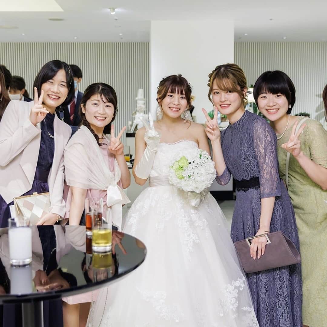 アルカンシエルグループさんのインスタグラム写真 - (アルカンシエルグループInstagram)「アルカンシエルだから叶う♡ 披露宴前のウエルカムパーティ🥂  アルカンシエルでは挙式後に 大切なゲストの皆さまとお話できるお時間をご用意しています✨  軽食や季節に合わせたドリンクと一緒に 「来てくれてありがとう」を1番近くで伝えられる 特別なひとときをお楽しみください🕊  photo by 1.2枚目 @arcenciel.kanazawa 3.4枚目 @arcenciel.luxenagoya 5枚目 @arcenciel.yokohama  お写真をご紹介させていただき ありがとうございました🕊  ......................................   「 #感謝を式のまんなかに。」  式を通じて、今いちばん伝えたいもの。 それはきっと、言葉だけじゃ足りない 「ありがとう」の気持ちで最高のおもてなしを…。  大切なゲストと一緒に作り上げる結婚式 専任のプロデューサーがおふたりの想いを形にします。  ◾️各会場アクセス抜群の好立地 ◾️おふたりやご家族らしさを大切にしたお料理が定評 ◾️いつもおふたりに寄り添うプロデューサー ◾️理想の演出でゲストにサプライズ  お問い合わせはプロフィールURLより💌 @arcenciel.wedding  お写真を紹介してもOKという方は #アルカン花嫁 をつけて投稿してください♡  素敵な投稿をお待ちしております＊*  ......................................   #アルカンシエル #結婚式 #結婚式場 #ゲストハウス #結婚式準備 #挙式 #披露宴 #ウエディング #ウェディング #プレ花嫁 #プレ花嫁さんと繋がりたい #結婚式演出 #披露宴演出 #式場探し #式場見学 #アルカンシエル金沢 #アルカンシエルluxemariage名古屋 #アルカンシエル横浜 #2023秋婚 #2024冬婚 #2024春婚」7月21日 12時00分 - arcenciel.wedding
