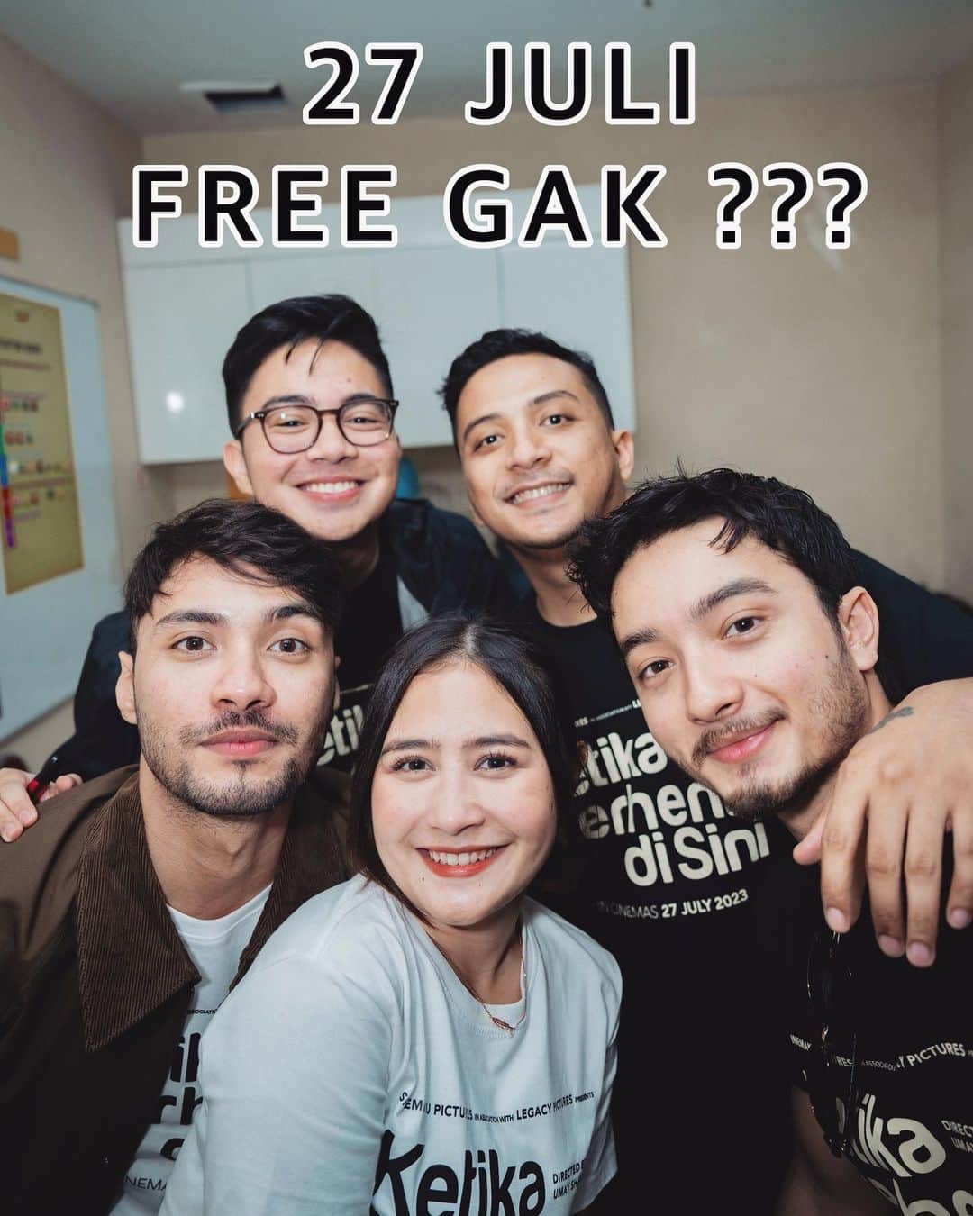 Prilly Latuconsinaのインスタグラム：「27 Juli kemana? Temenin nonton ke bioskop yuk!  #KetikaBerhentiDiSini  #MerayakanKehilangan」