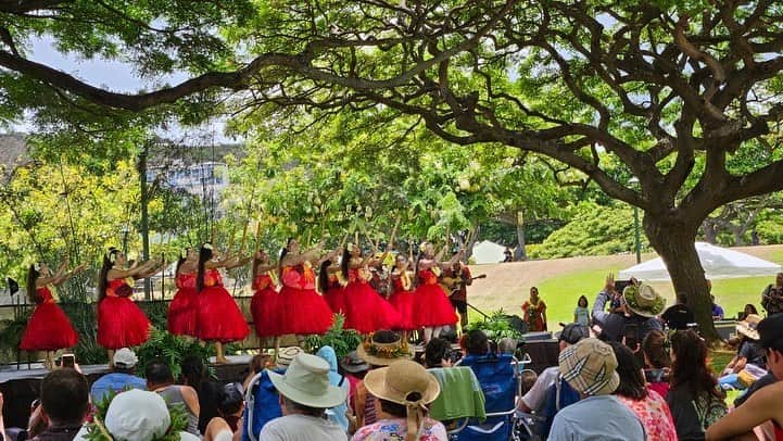 Instagenic Hawaiiさんのインスタグラム写真 - (Instagenic HawaiiInstagram)「. 今日ハワイでは第46回プリンスロット•フラフェスティバルが開催されました‼️  非競技フラフェスティバルの中で最大規模で、1863年から1872年にかけてカメハメハ５世として世を治めたロット・カプアイワ王子を称えて毎年開催されています💁🏽‍♀️✨  今年のテーマはOla ka Hula I ka Po’e Hula「フラはフラに関わる人々よって受け継がれる」😌  今年は4年ぶりにライブパフォーマンスで開催され、たくさんの方が参加しました🌺  #ハワイ #フラ #ハワイイベント #プリンスロット #カメハメハ五世 #フライベント #ホノルル市庁舎 #オアフ #ダウンタウン #マラマハワイ」7月16日 16時15分 - gohawaii_jp