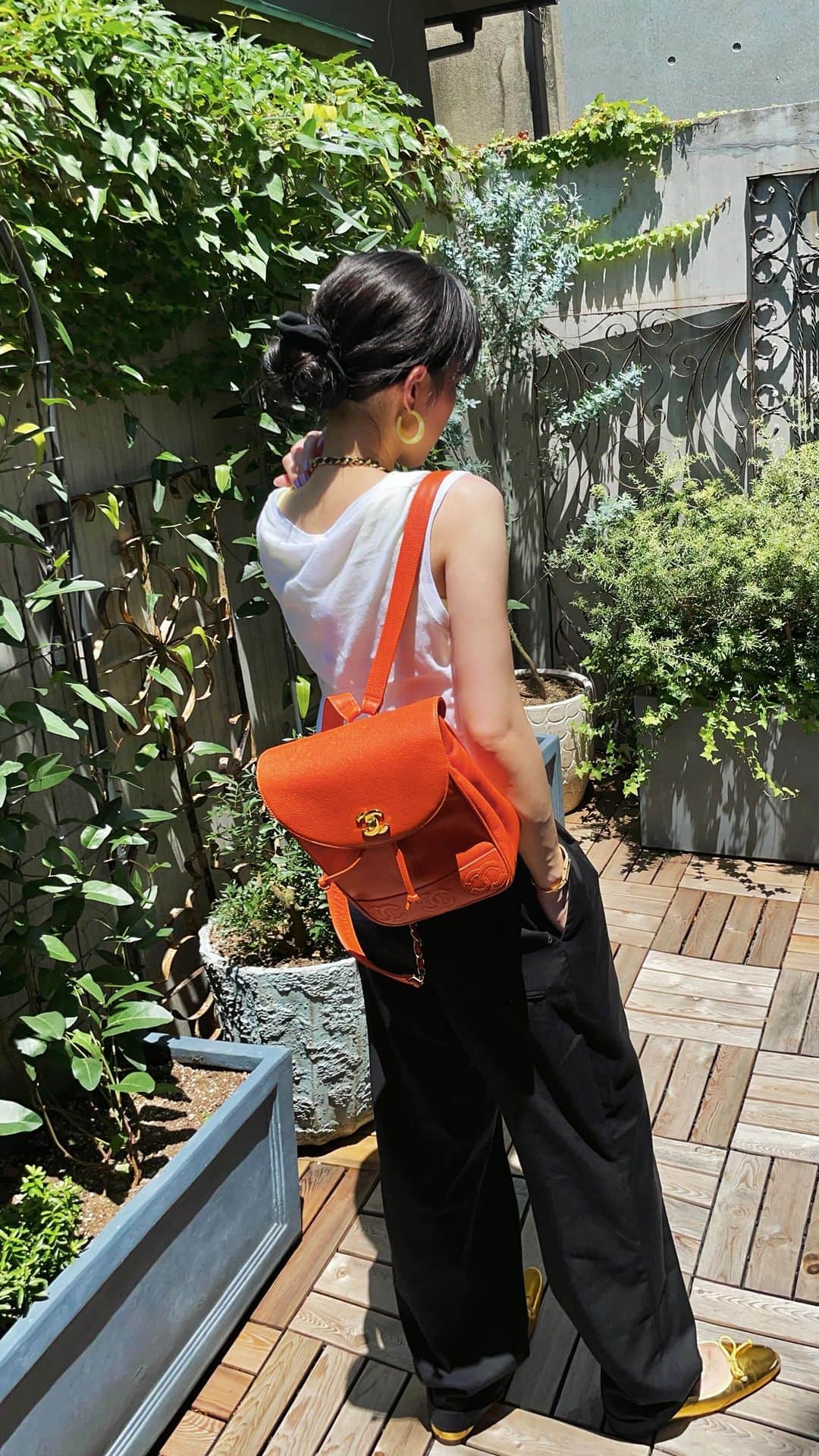 のインスタグラム：「Recommends Backpack/White tops from #Chanel For a weekend🔥  ▼Customer service /Chinese/Korean/Japanese *Please feel free to contact us! *商品が見つからない場合にはDMにてお問い合わせください   ▼International shipping via our online store. Link in bio.  #tokyovintageshop #오모테산도 #omotesando #aoyama #表參道 #명품빈티지 #빈티지패션 #도쿄빈티지샵  #ヴィンテージファッション #ヴィンテージショップ  #chanelvintage #chanel #vintagechanel #chanelclassic #chanellover #빈티지샤넬 #샤넬  #シャネル #샤넬클래식」