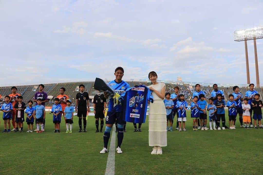 森勇人さんのインスタグラム写真 - (森勇人Instagram)「vs テゲバジャーロ宮崎　2対1  初の連勝🔥 チームのみんなに助けられた勝利。  良い準備を続けて、前半戦ラストのFC大阪戦に備えます。  150試合のセレモニーもありがとうございました。素敵な花束でした💐 芳美もありがとう。  グッズもありますのでぜひ😊  もっともっと成長していけるように頑張っていきます。  次も絶対勝ちましょう🔥🔥🔥  #150試合 #まだまだこれから #スパイクサポート #河添 #RHD」7月16日 16時08分 - yuto.m___27