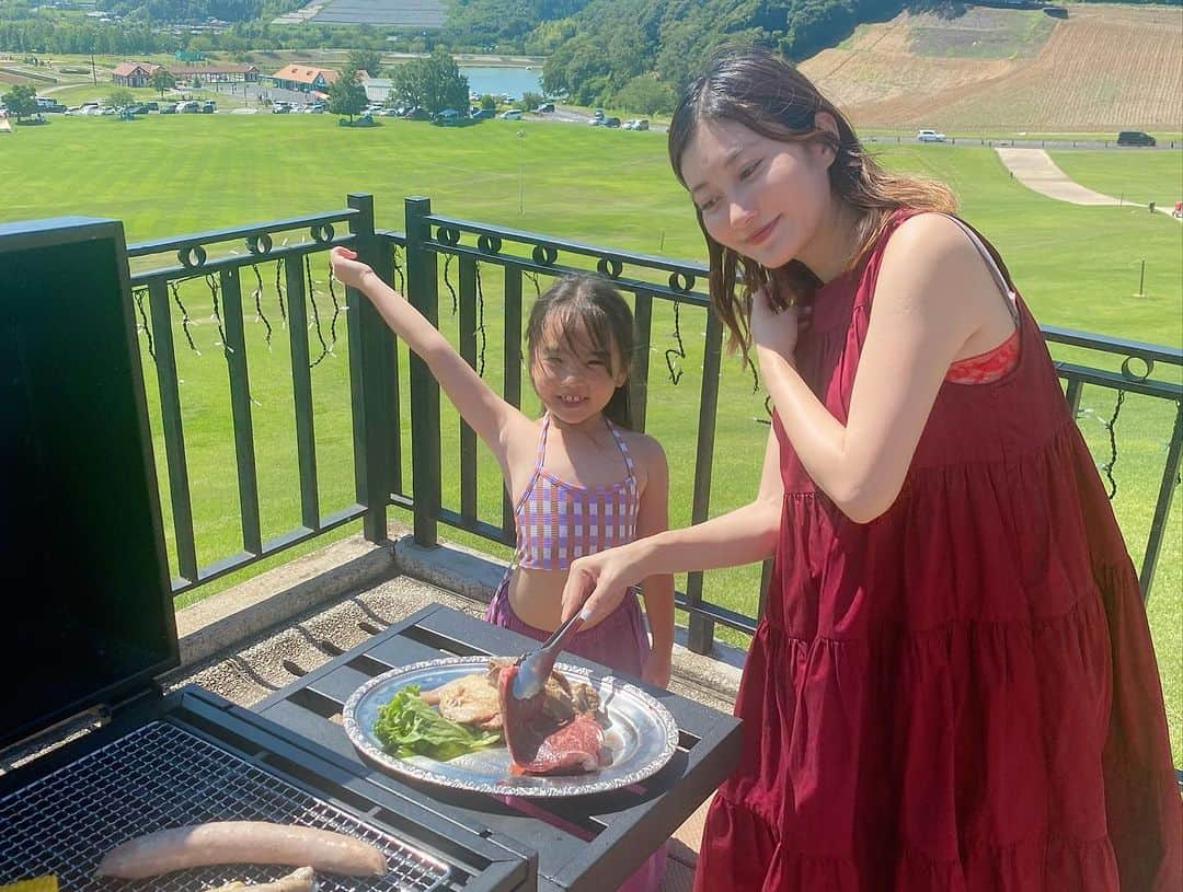 酒井景都のインスタグラム：「東京ドイツ村の夏のイベント「帰ってきた夕焼けジャーマン」へ行ってきました。  私は今は飲めませんが、お酒好きにはたまらない飲み放題付きBBQです。  名物のソーセージがとても美味しくて、ドリンクバーには子供に嬉しいかき氷も入っています。  広大な自然に囲まれて深呼吸できるような空間です。  実はドイツ村へは今回が4回目くらいで、リピートしてしまう理由は、とにかく広くて1日では回れないのと、季節折々のイベントが開催されているからです。  今だとひまわり畑があり、夜までいる方は日没後にはひまわりイルミネーションが幻想的な世界を堪能できます。もうひとつのイベント、夜空に浮かぶLEDスカイランタンは夏の夜空を一層彩ります。暑いので夕方〜夜の来園も良さそうです。  BBQの後きこは、遊園地エリアでアトラクションを楽しみました。🎡🎢  家族連れだけでなくて、その時々の花畑の写真スポットやイベントがあるのでカップルや女友達とも楽しめると思います。  @katiiesakai @tokyo_german_village_official  #Supported #東京ドイツ村 #遊園地コーデ #夕焼けジャーマン #ひまわり #千葉県 #袖ケ浦 #スカイランタン #ドイツ村 #テーマパーク #遊園地 #観光 #旅行 #絶景 #ドライブ #飲み放題 #ビアガーデン #イルミネーション #東京ドイツ村2023夏supported」