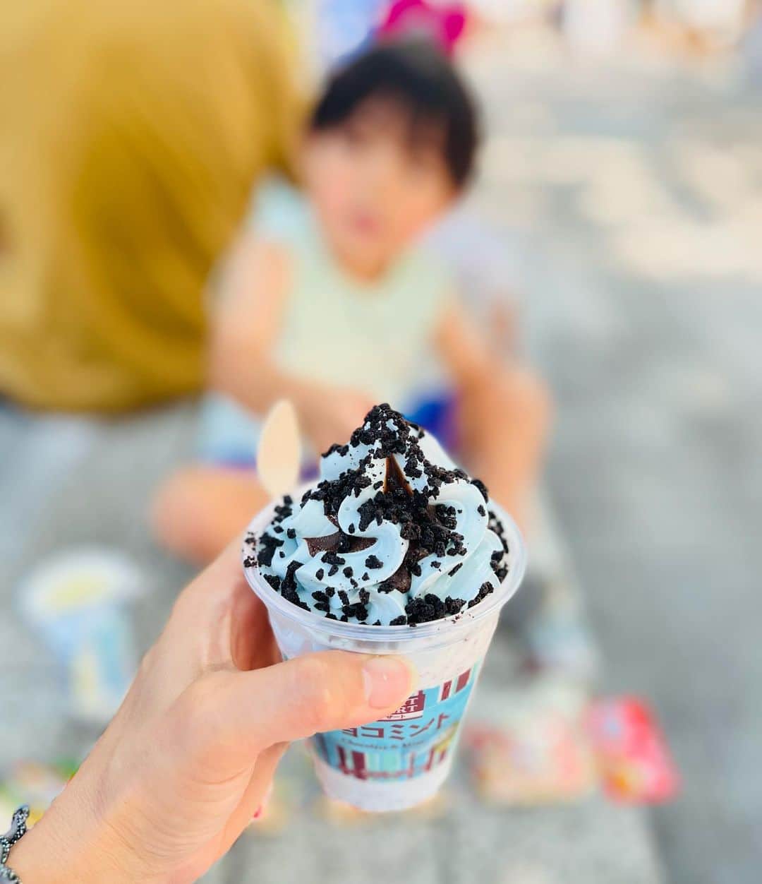 清澤恵美子さんのインスタグラム写真 - (清澤恵美子Instagram)「人生でこんなに美味しいアイスがあるのかという衝撃の夏。 チョコミントにハマりました。 美味しいチョコミントが食べたい。 今のところ、スーパーカップとセブンイレブンの棒アイスとこれしか食べたことない。　美味しいチョコミントアイス食べたい。」7月16日 16時08分 - kiyosawaemiko