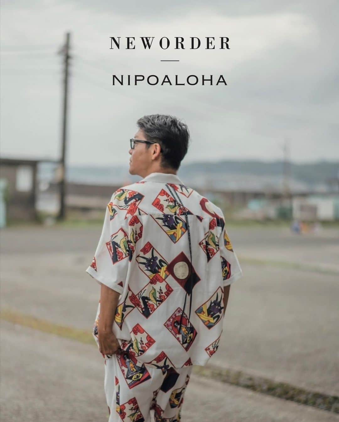 駿河太郎のインスタグラム：「NEWORDERの夏限定企画が 明日12時発売開始されます  まずはニッポアロハ @nipoaloha との コラボ企画セットアップ  nipoalohaの花札🎴柄を シワになり辛く、洗濯機で洗える素材を使い、 NEWORDERの形に落とし込んだシャツとハーフパンツ  シャツ¥35,000 ショーツ¥28,000  そして前回発売して好評だった ヘビーオンスダブルポケットTeeシャツ  tee shirt ¥13,000  それぞれ数に限りがありますので お早めに @mitsumetokyo のHPか 祐天寺の実店舗のみでの発売です  そして今日からNEWORDERのofficial siteがオープン プロフィールにもリンク貼っつけました  https://www.neworder.cfd/  過去のコレクションのアーカイブも見れます  久々にファーストコレクションから見たら感慨深い… どれもカッコいいけど、確実に成長している👍」