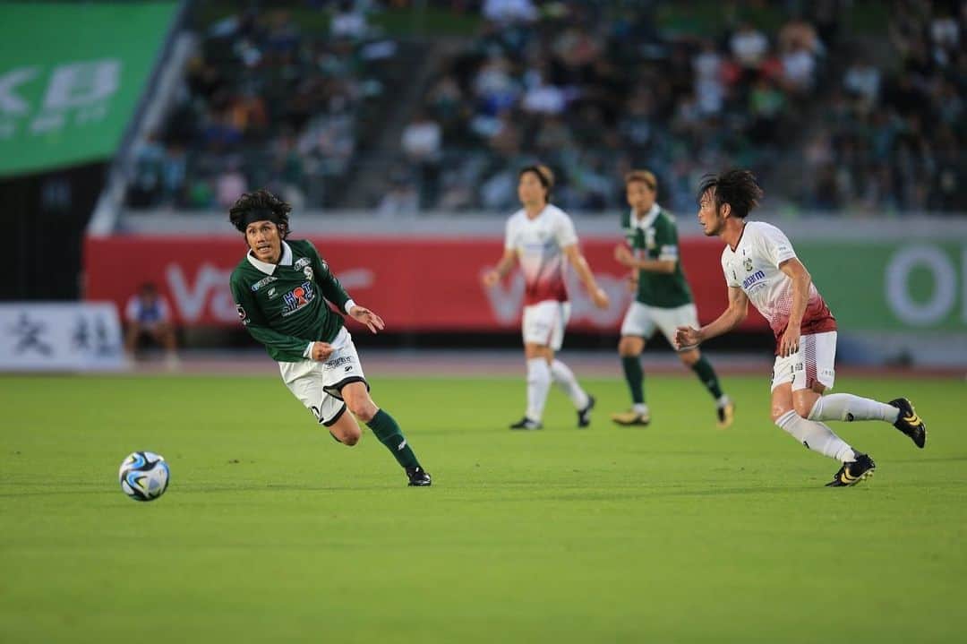 柏木陽介さんのインスタグラム写真 - (柏木陽介Instagram)「勝ち切りたい試合。  悔しいな。  こんな熱を感じれる中での試合。  結果として皆さんに返したかった。  力不足。  これは俺を含めたベテランのせい。  もっとチームを落ち着かせて、コントロールしていかないと。  自分を見つめ直し、やり続ける。  ゴール、アシストという形でチームを勝たせてあげたい。  あともう一つチームとして上に上がらないといけない。  日々のトレーニングから精進します。  来週も共に闘ってください。  #FC岐阜#槙野智章#伊藤英明さん#岐阜市」7月16日 7時16分 - yosuke_kashiwagi