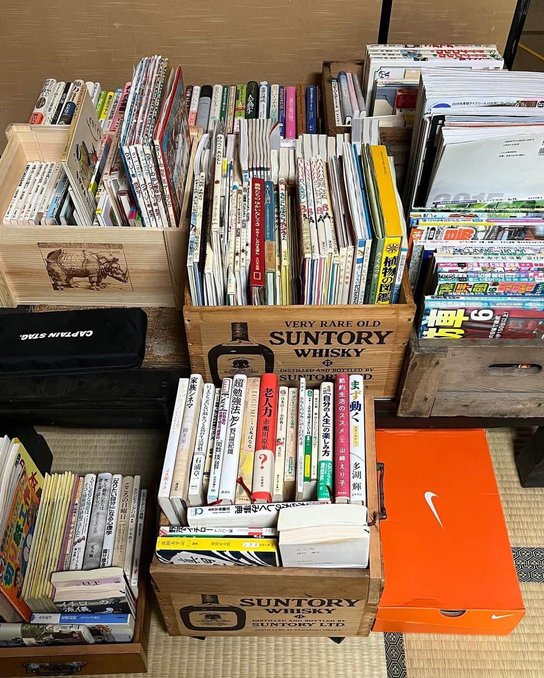 ほのら Kittyのインスタグラム：「#青空図書館　初日7/23まであと一週間となりおかげさまでたくさんの本が集まりました！！絵本からマンガ、実用書、自己啓発本、図鑑、小説、雑誌と種類は様々！是非気になる本を掘り出しに来てくださいねー！  #滋賀県 #東近江市 #箕川町 #minokawalifestyle  #bookswap #bookswapjapan」