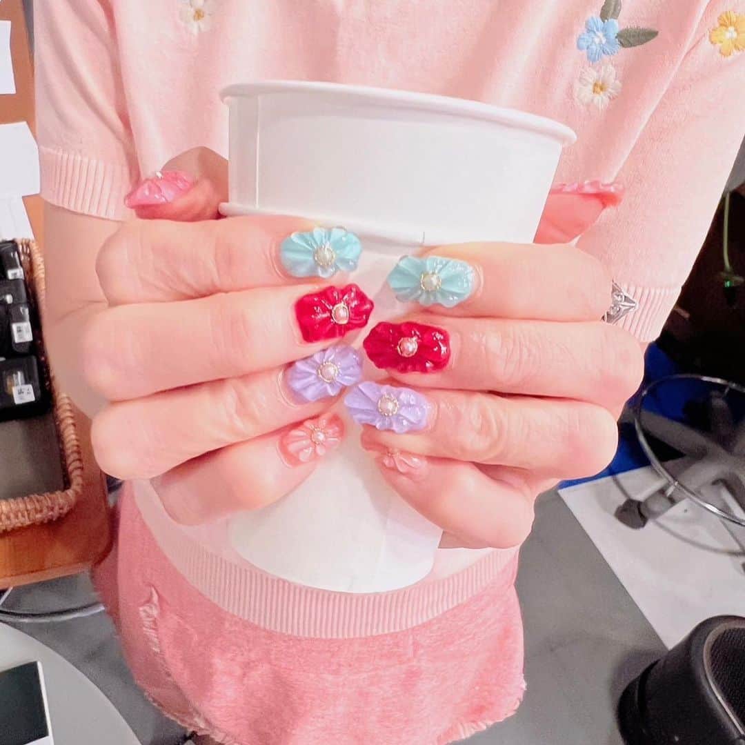 岩本初恵さんのインスタグラム写真 - (岩本初恵Instagram)「ネイル💅 派手なのが好き テンション上がります  今日も唐津 沢山のお客様に 感謝  ふあふあ かき氷🍧 ふあふあ パンケーキ すごい注文  やっぱり夏ですね  今日の一言 はっちゃんの仕事術 色々な言葉に 執着しない 笑顔で働く そして集中  全てのお客様を 幸せにする これがこだわりかな  参考になーれ🙋‍♀️  #ネイル #アラ還コーデ  #仕事術  #愛しとーとごはん  #唐津 #美味しい #ふあふあ  #パンケーキ  #かき氷 #社員食堂ランチ」7月16日 7時54分 - hatsue_iwamoto