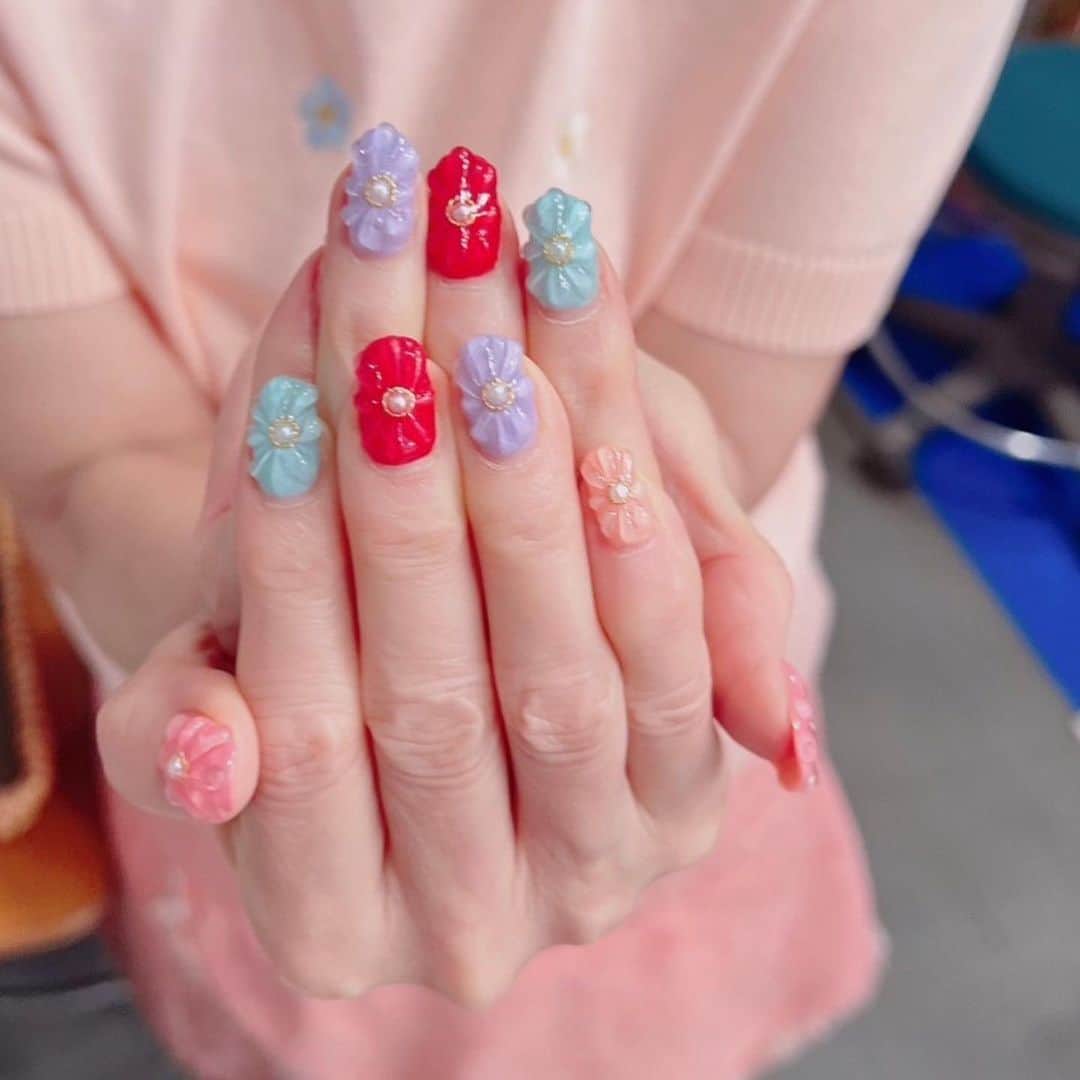 岩本初恵さんのインスタグラム写真 - (岩本初恵Instagram)「ネイル💅 派手なのが好き テンション上がります  今日も唐津 沢山のお客様に 感謝  ふあふあ かき氷🍧 ふあふあ パンケーキ すごい注文  やっぱり夏ですね  今日の一言 はっちゃんの仕事術 色々な言葉に 執着しない 笑顔で働く そして集中  全てのお客様を 幸せにする これがこだわりかな  参考になーれ🙋‍♀️  #ネイル #アラ還コーデ  #仕事術  #愛しとーとごはん  #唐津 #美味しい #ふあふあ  #パンケーキ  #かき氷 #社員食堂ランチ」7月16日 7時54分 - hatsue_iwamoto