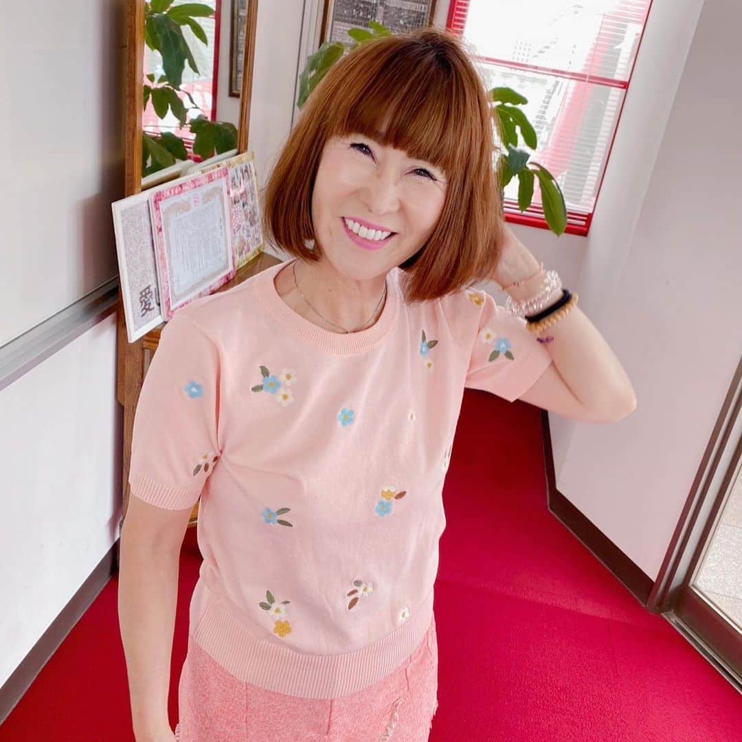 岩本初恵さんのインスタグラム写真 - (岩本初恵Instagram)「ネイル💅 派手なのが好き テンション上がります  今日も唐津 沢山のお客様に 感謝  ふあふあ かき氷🍧 ふあふあ パンケーキ すごい注文  やっぱり夏ですね  今日の一言 はっちゃんの仕事術 色々な言葉に 執着しない 笑顔で働く そして集中  全てのお客様を 幸せにする これがこだわりかな  参考になーれ🙋‍♀️  #ネイル #アラ還コーデ  #仕事術  #愛しとーとごはん  #唐津 #美味しい #ふあふあ  #パンケーキ  #かき氷 #社員食堂ランチ」7月16日 7時54分 - hatsue_iwamoto