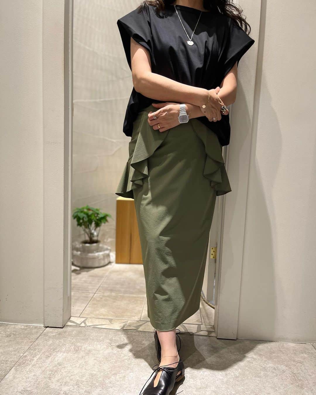 GATHER yamatoさんのインスタグラム写真 - (GATHER yamatoInstagram)「* 黒トップスコーデ3つ目！ ブラック✖️カーキは晩夏の定番！ こちらをセールでお安く。 スカートのストレッチの効き具合と細見えが 穿くたびに感動ものです！ ⭐︎カットソー sale 5940円 #atsurotayama  ⭐︎フリルスカート sale 8360円 #atsurotayama   #大人がかっこよく映える服  #アラフィーコーデ #アラフォーコーデ #gather #佐賀 #summerstyle  #latesummer  #salesalesale  #東カレみたいな雰囲気たまにはさせて🥹」7月16日 7時58分 - gather_select