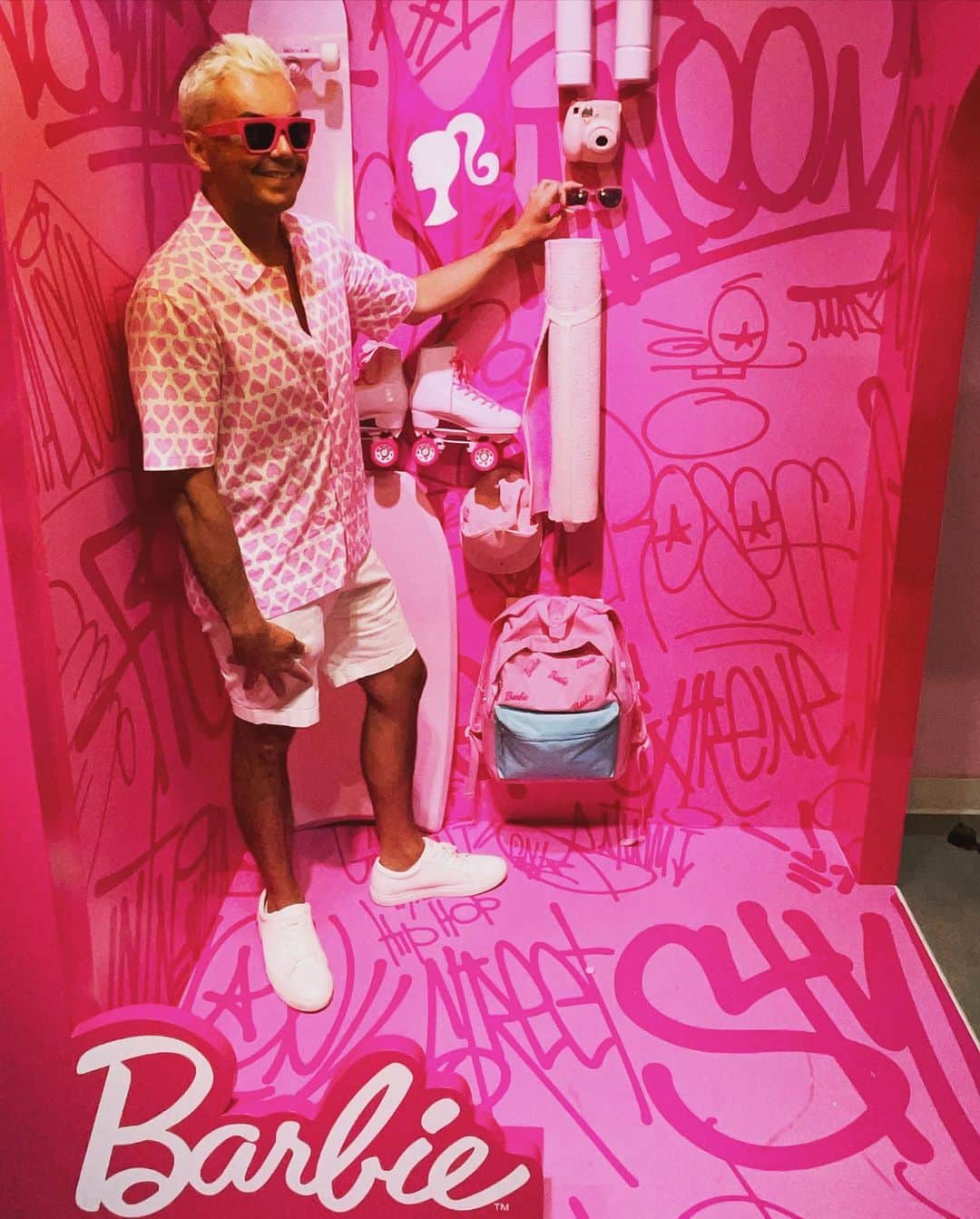 アンソニー・ラモスさんのインスタグラム写真 - (アンソニー・ラモスInstagram)「Happy Birthday to my favorite Barbie @leighoblinger1 👱🏼‍♀️💕  #worldofbarbie #dreamsmadehere #barbie」7月16日 7時59分 - anthonyramosah