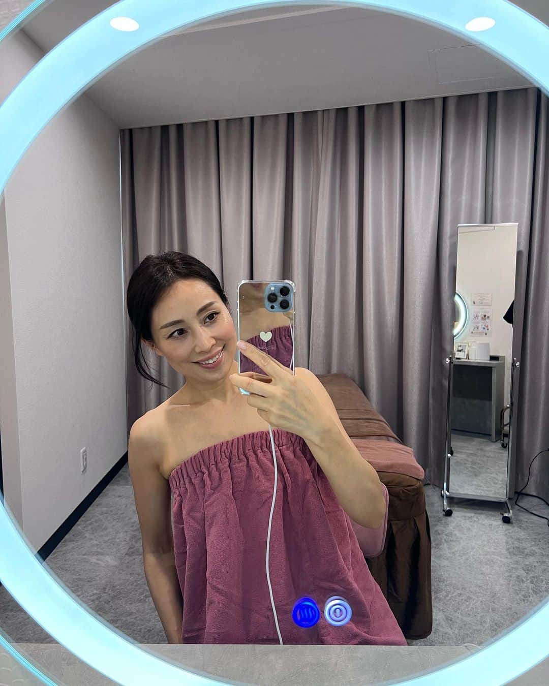 宮田綾子さんのインスタグラム写真 - (宮田綾子Instagram)「←51歳 美容✨バストアップ専門サロンRococo銀座店へ✨ 腕から背中をしっかりマッサージしてほぐしてくれて、いつも半分寝てます😪 肩甲骨の間がだいぶ閉まってきて姿勢改善になっていると思う🙌 年齢とともに姿勢が悪くなり脂肪が腕や背中に流れていっているのが元の場所に戻すとスタイル変わりますね♩ @rococo.ginza_   🦋8/26(土)大阪「宮田綾子の結果にこだわるインスタセミナー」開催 インスタグラム最新の使い方をお話しします🎤どなたでも気軽にお越しください♩ 詳細はプロフィールURLから👆申込後すぐにメールが届きますのでご確認ください📩 ❤️ @ayako__miyata ←21.2万フォロワーありがとう❤️  私のプロフィール写真の下の@数字を押すとthreadsが見れます👆 てきとうにつぶやいてます🥰    #rococo銀座 #バストアップ #バストアップサロン #pr #アラフィフ美容 #アラフォー美容 #50代美容 #40代美容 #アラフィフファッション #アラフィフダイエット」7月16日 7時59分 - ayako__miyata
