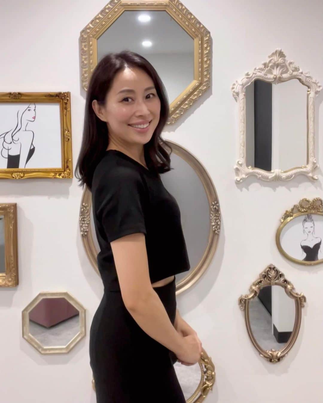 宮田綾子さんのインスタグラム写真 - (宮田綾子Instagram)「←51歳 美容✨バストアップ専門サロンRococo銀座店へ✨ 腕から背中をしっかりマッサージしてほぐしてくれて、いつも半分寝てます😪 肩甲骨の間がだいぶ閉まってきて姿勢改善になっていると思う🙌 年齢とともに姿勢が悪くなり脂肪が腕や背中に流れていっているのが元の場所に戻すとスタイル変わりますね♩ @rococo.ginza_   🦋8/26(土)大阪「宮田綾子の結果にこだわるインスタセミナー」開催 インスタグラム最新の使い方をお話しします🎤どなたでも気軽にお越しください♩ 詳細はプロフィールURLから👆申込後すぐにメールが届きますのでご確認ください📩 ❤️ @ayako__miyata ←21.2万フォロワーありがとう❤️  私のプロフィール写真の下の@数字を押すとthreadsが見れます👆 てきとうにつぶやいてます🥰    #rococo銀座 #バストアップ #バストアップサロン #pr #アラフィフ美容 #アラフォー美容 #50代美容 #40代美容 #アラフィフファッション #アラフィフダイエット」7月16日 7時59分 - ayako__miyata