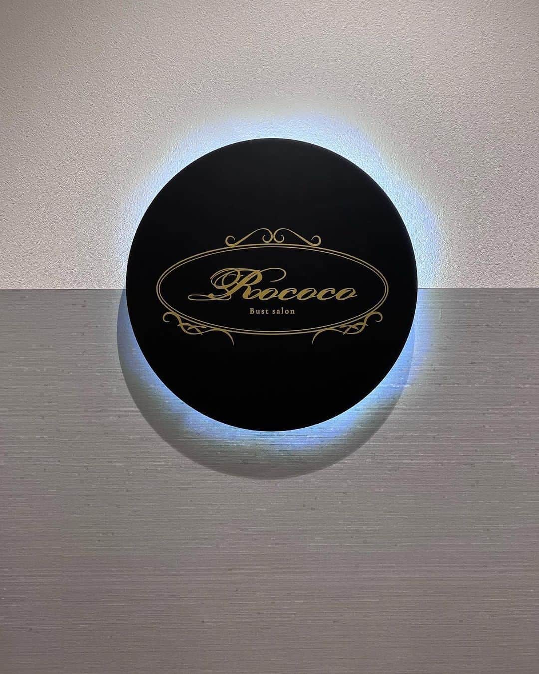 宮田綾子さんのインスタグラム写真 - (宮田綾子Instagram)「←51歳 美容✨バストアップ専門サロンRococo銀座店へ✨ 腕から背中をしっかりマッサージしてほぐしてくれて、いつも半分寝てます😪 肩甲骨の間がだいぶ閉まってきて姿勢改善になっていると思う🙌 年齢とともに姿勢が悪くなり脂肪が腕や背中に流れていっているのが元の場所に戻すとスタイル変わりますね♩ @rococo.ginza_   🦋8/26(土)大阪「宮田綾子の結果にこだわるインスタセミナー」開催 インスタグラム最新の使い方をお話しします🎤どなたでも気軽にお越しください♩ 詳細はプロフィールURLから👆申込後すぐにメールが届きますのでご確認ください📩 ❤️ @ayako__miyata ←21.2万フォロワーありがとう❤️  私のプロフィール写真の下の@数字を押すとthreadsが見れます👆 てきとうにつぶやいてます🥰    #rococo銀座 #バストアップ #バストアップサロン #pr #アラフィフ美容 #アラフォー美容 #50代美容 #40代美容 #アラフィフファッション #アラフィフダイエット」7月16日 7時59分 - ayako__miyata