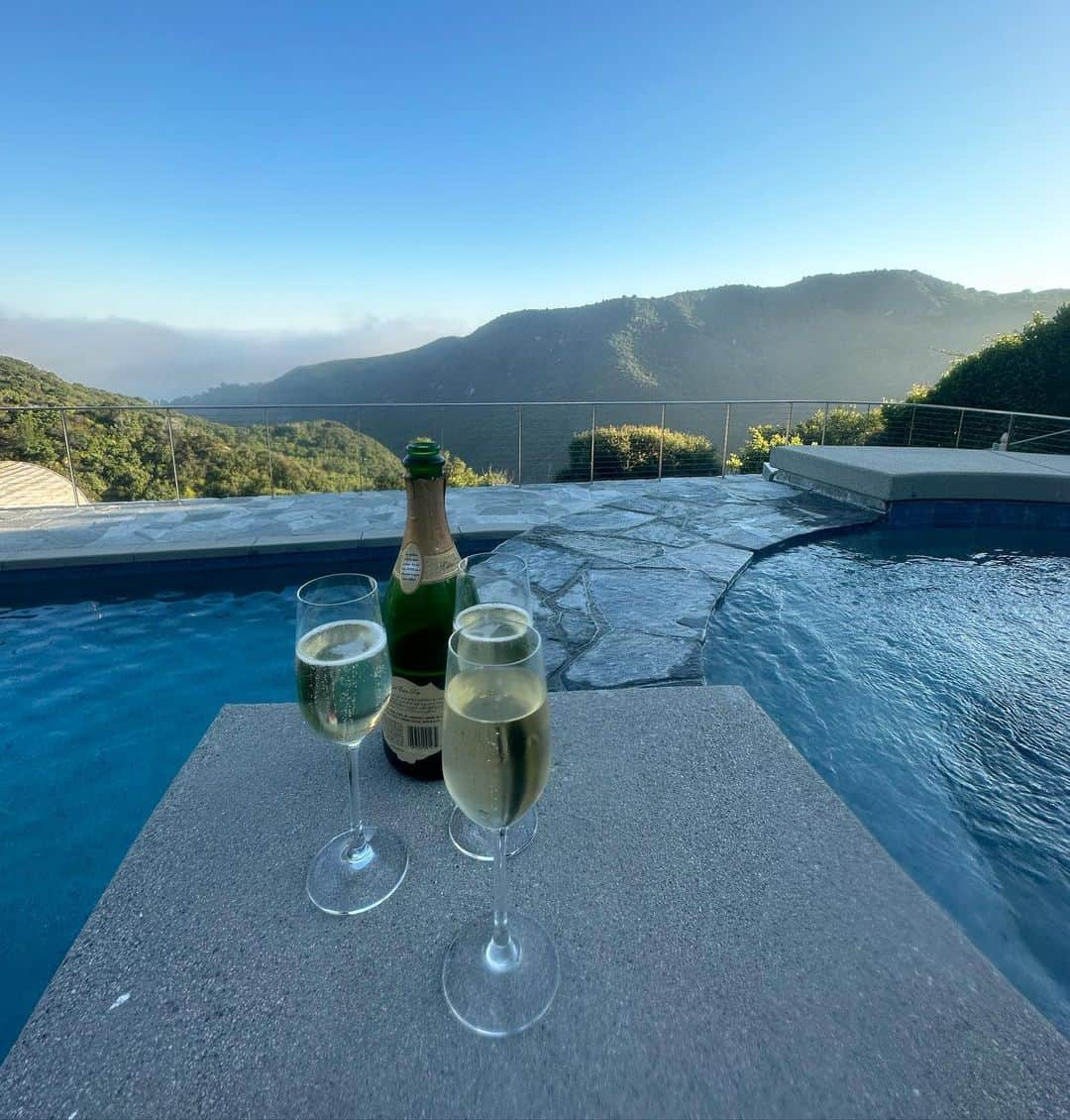 シャーニ・ヴィンソンさんのインスタグラム写真 - (シャーニ・ヴィンソンInstagram)「Weekend vibes 🥂  #mountains #spa #sun #nature #retreat #oceanview #roadto40 #lifebeginsat40 #finalcountdown」7月16日 8時00分 - sharnivinson