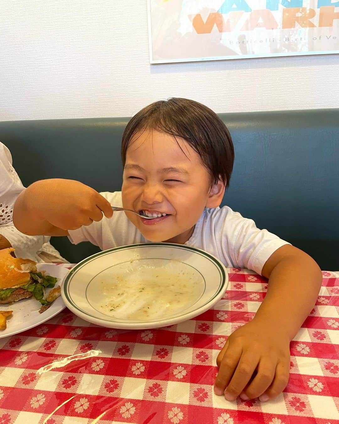 キャンヒロユキさんのインスタグラム写真 - (キャンヒロユキInstagram)「ジョージレストランのスープ飲んでめっちゃ笑顔のワラバー。 カワイイなー。　幼稚園行く時はいつもイヤイヤ泣くけど、カワイイなー。  うちの妻とワラバー、めっちゃ仲良し。ふたりともありがとうね。」7月16日 8時04分 - kiyancan