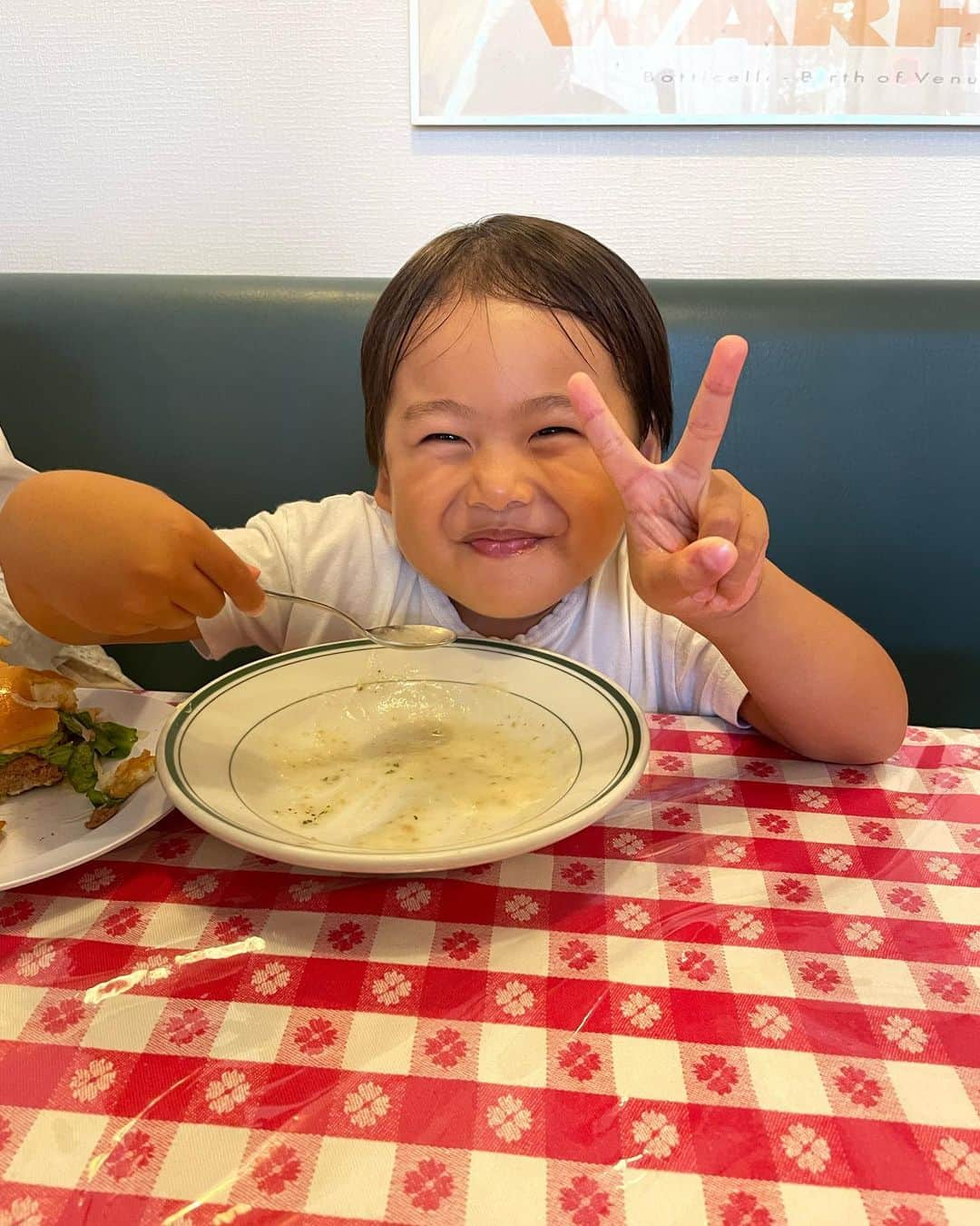 キャンヒロユキさんのインスタグラム写真 - (キャンヒロユキInstagram)「ジョージレストランのスープ飲んでめっちゃ笑顔のワラバー。 カワイイなー。　幼稚園行く時はいつもイヤイヤ泣くけど、カワイイなー。  うちの妻とワラバー、めっちゃ仲良し。ふたりともありがとうね。」7月16日 8時04分 - kiyancan