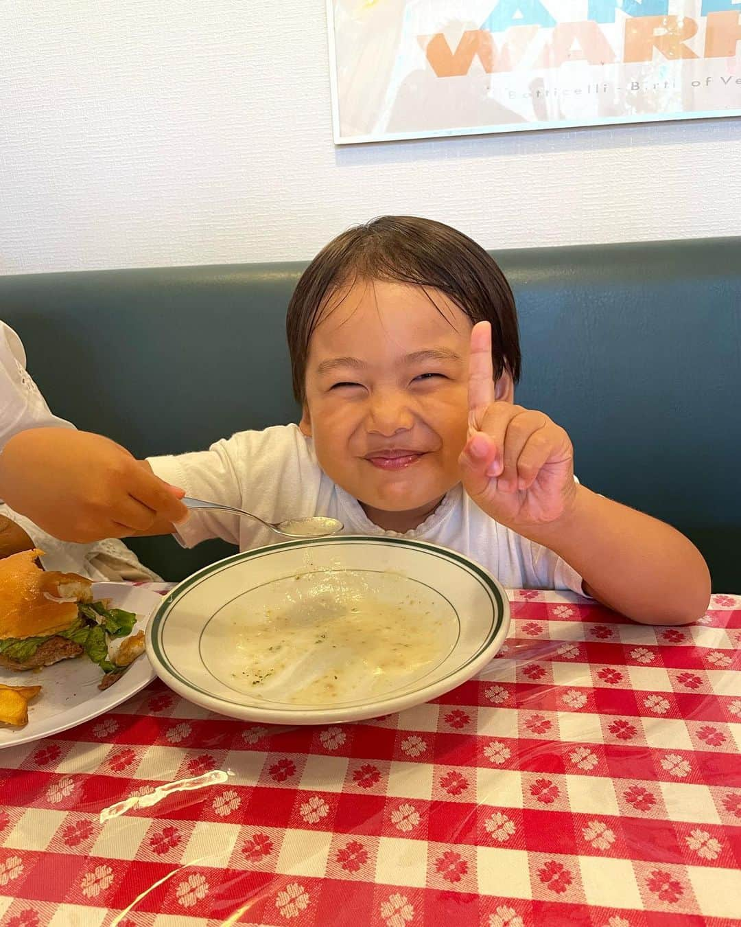 キャンヒロユキさんのインスタグラム写真 - (キャンヒロユキInstagram)「ジョージレストランのスープ飲んでめっちゃ笑顔のワラバー。 カワイイなー。　幼稚園行く時はいつもイヤイヤ泣くけど、カワイイなー。  うちの妻とワラバー、めっちゃ仲良し。ふたりともありがとうね。」7月16日 8時04分 - kiyancan