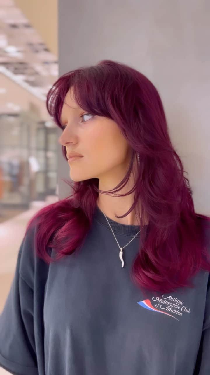 栗原貴史のインスタグラム：「red violet color ✖️ face layerd  @peekaboo_newoman_shinjuku @peekabooacademyofficial @peekaboosalonsofficial @peekaboo_webacademy  #新宿美容室  #newoman新宿  #骨格補正  #骨格補正カット #ボブ  #グラボブ  #ショートヘア #ショートカット #ショートボブ #丸みショート #ゆとりショート #フェイスレイヤー #facelayerd #shortcut #hairistyle #contrastdesign #contrastcolor #bob #peekabooneeomanshinjuku」