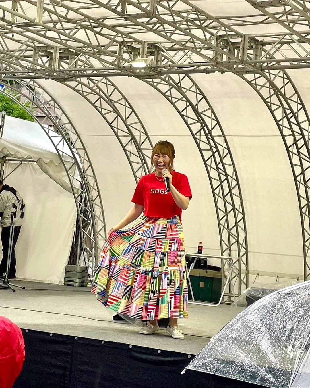 浅井未歩のインスタグラム：「昨日は悪天候のなか来てくださった皆様ありがとうございました🥹💕昨日来てくれた方のことは一生忘れません！！！笑  普段野外のライブで雨降ることほとんどないのに、この日だけ雨、、今日以降しばらく雨は降らないというのが悔しい限りではあるが、 こんな時にわざわざ来てくれた皆さんの優しさを感じました🥹💕  1曲目歌い終わったあと、雨が止んだのは奇跡的でしたね😳  JA北海道さんご協力のもと、レバンガ北海道さんのホームゲームにてパシスタスピリッツの踊りと共に披露されている「牛踊り」も振り付きで歌いました。🐄  来週末はまめフェス！ まめフェスのテーマソング「未来の地球」を歌わせて頂いておりまして、イーディフェンダーの動画は エスコンフィールドでも流れています！ 21日〜3日間！岩見沢駅前に大集合だ🔥🔥🔥  ちなみに新しい衣装のテーマはSDGs  牛踊り、未来の地球ともにSDGsがテーマの楽曲なので、寄せてみました！  たまたま見つけたワンピースの柄がSDGsのスローガンっぽいなと思って、自作のSDGs Tシャツを合わせてまとめました。笑  #HBCプレミアムフェスト #まめフェス #牛踊り #未来の地球 #sdgs」