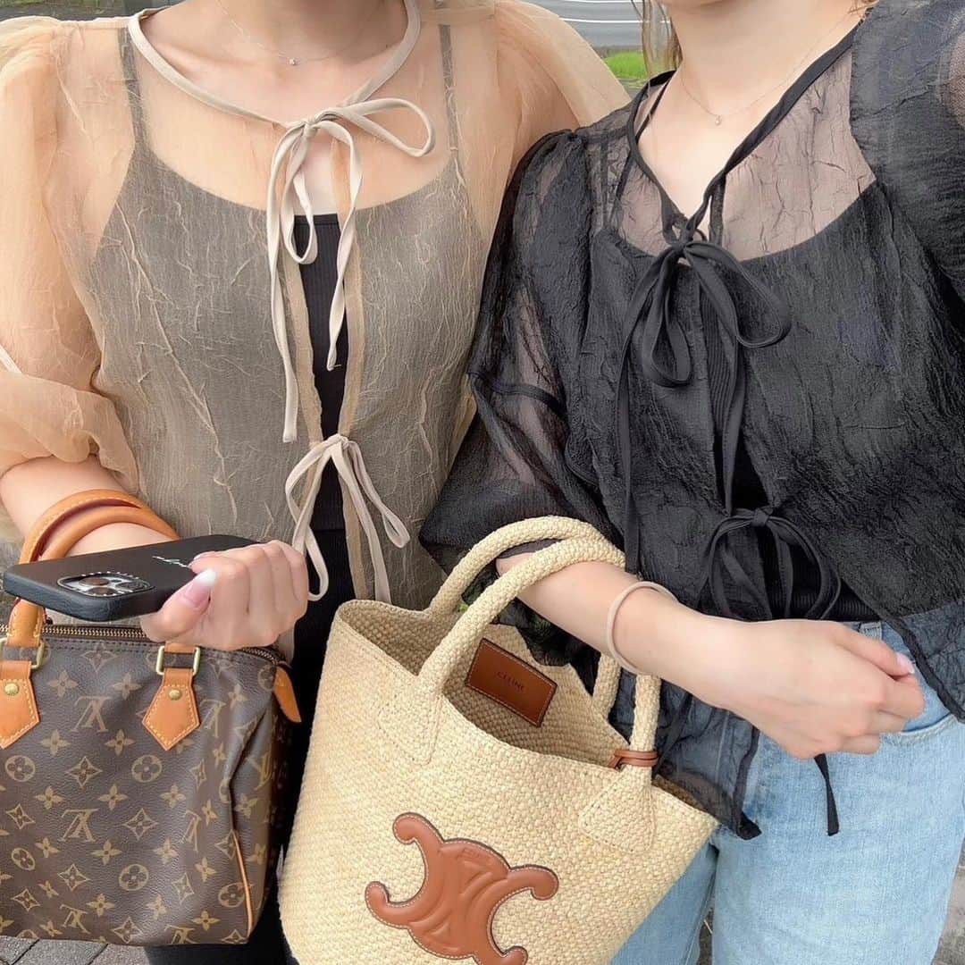 二宮璃子さんのインスタグラム写真 - (二宮璃子Instagram)「@junoah_official のワッシャーシアー2wayリボンブラウス🎀  姉と色違い😉🩷 ワンピースで合わせて着ても可愛いよね〜♡ 色んな着方が楽しめそう♡♡  #大人カジュアル #大人カジュアルコーデ #大人カジュアルスタイル #大人カジュアルファッション #ファッションコーデ #ファッション通販 #ファッション通販 #ファッション好きな人と繋がりたい #ママコーデ #ママリ #ママファッション #ママコーディネート #ママライフ #ママスタグラム #アラサーコーデ #アラサーファッション #アラサーママコーデ #アラサーママ #ボリュームスリーブ #ボリュームスリーブブラウス #楽天購入品 #楽天room」7月16日 8時17分 - riixten