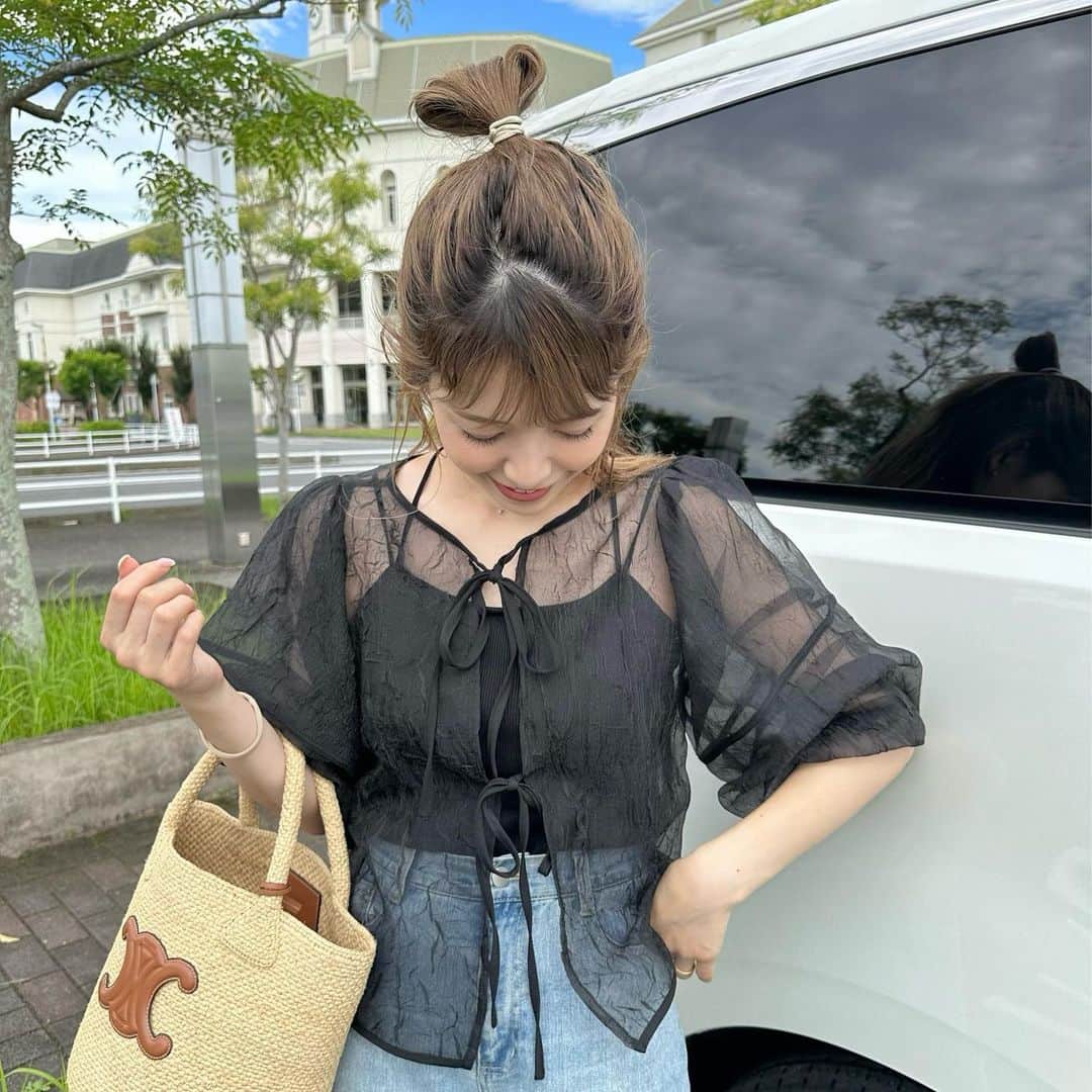 二宮璃子さんのインスタグラム写真 - (二宮璃子Instagram)「@junoah_official のワッシャーシアー2wayリボンブラウス🎀  姉と色違い😉🩷 ワンピースで合わせて着ても可愛いよね〜♡ 色んな着方が楽しめそう♡♡  #大人カジュアル #大人カジュアルコーデ #大人カジュアルスタイル #大人カジュアルファッション #ファッションコーデ #ファッション通販 #ファッション通販 #ファッション好きな人と繋がりたい #ママコーデ #ママリ #ママファッション #ママコーディネート #ママライフ #ママスタグラム #アラサーコーデ #アラサーファッション #アラサーママコーデ #アラサーママ #ボリュームスリーブ #ボリュームスリーブブラウス #楽天購入品 #楽天room」7月16日 8時17分 - riixten