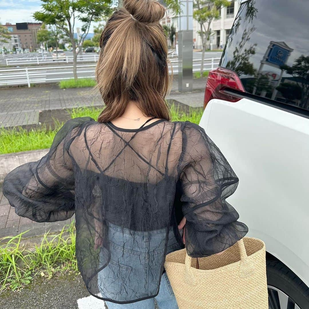 二宮璃子さんのインスタグラム写真 - (二宮璃子Instagram)「@junoah_official のワッシャーシアー2wayリボンブラウス🎀  姉と色違い😉🩷 ワンピースで合わせて着ても可愛いよね〜♡ 色んな着方が楽しめそう♡♡  #大人カジュアル #大人カジュアルコーデ #大人カジュアルスタイル #大人カジュアルファッション #ファッションコーデ #ファッション通販 #ファッション通販 #ファッション好きな人と繋がりたい #ママコーデ #ママリ #ママファッション #ママコーディネート #ママライフ #ママスタグラム #アラサーコーデ #アラサーファッション #アラサーママコーデ #アラサーママ #ボリュームスリーブ #ボリュームスリーブブラウス #楽天購入品 #楽天room」7月16日 8時17分 - riixten