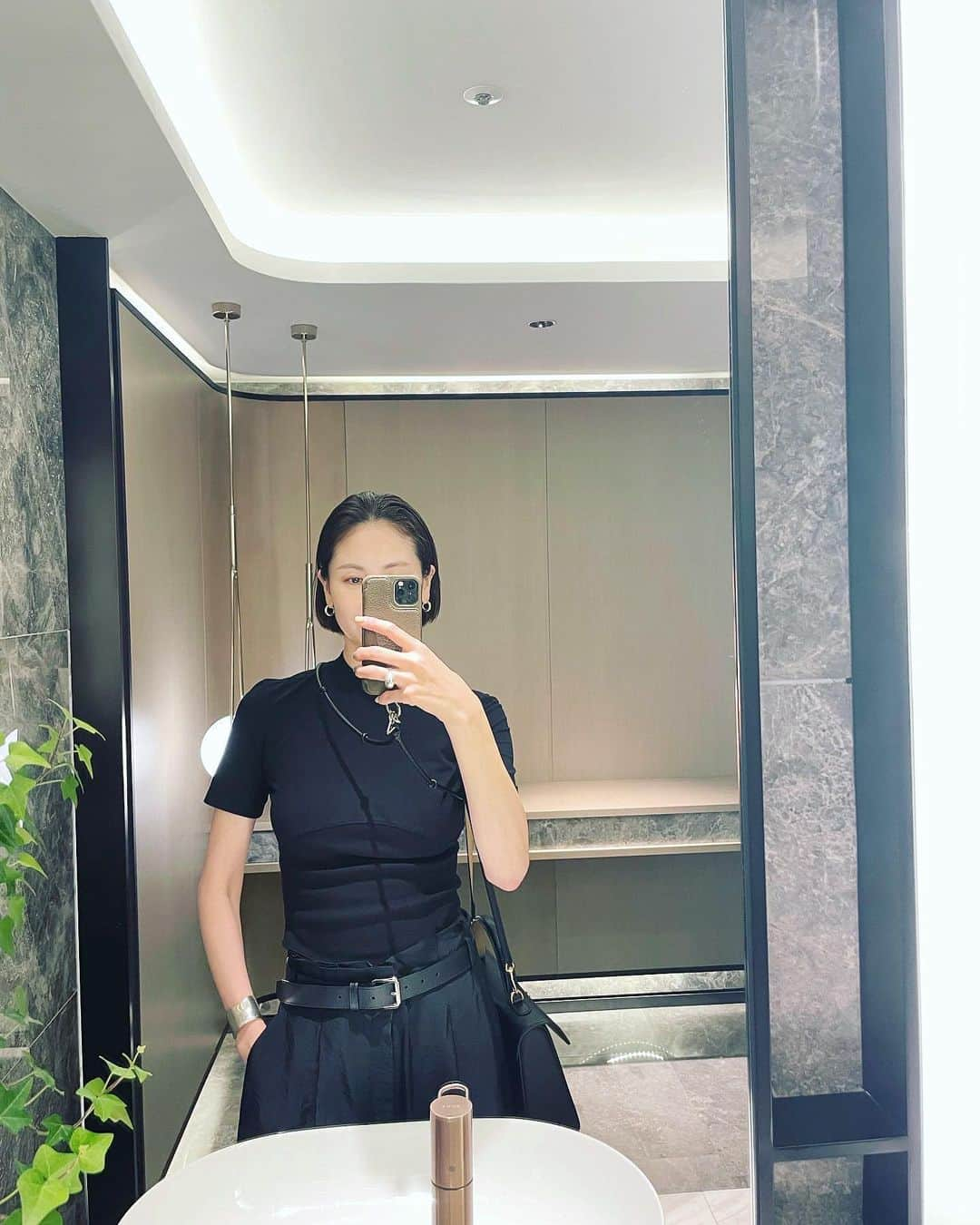 二ノ宮和佳子さんのインスタグラム写真 - (二ノ宮和佳子Instagram)「Korea trip🇰🇷2  allBlackな日🖤 そして大雨☔️ ずぶ濡れながら、たくさん歩いたなー今となればそれもイイ想い出  韓国の路面shopは、単独店とは思えないスケールの大きさ 映えを超えた ショップ？だっけ？テーマパーク？って空間も多く楽しかった 個人的には、天高で自然光のギャラリー的ショップが好き  #korea #trip #🇰🇷」7月16日 8時21分 - wakako.ninomiya