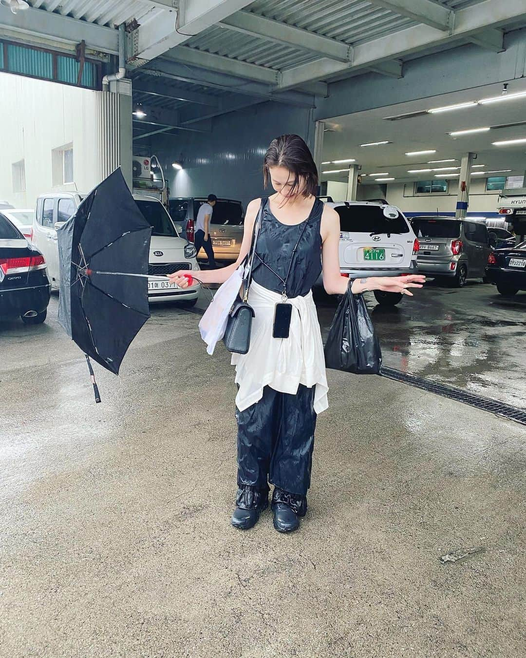 二ノ宮和佳子さんのインスタグラム写真 - (二ノ宮和佳子Instagram)「Korea trip🇰🇷2  allBlackな日🖤 そして大雨☔️ ずぶ濡れながら、たくさん歩いたなー今となればそれもイイ想い出  韓国の路面shopは、単独店とは思えないスケールの大きさ 映えを超えた ショップ？だっけ？テーマパーク？って空間も多く楽しかった 個人的には、天高で自然光のギャラリー的ショップが好き  #korea #trip #🇰🇷」7月16日 8時21分 - wakako.ninomiya